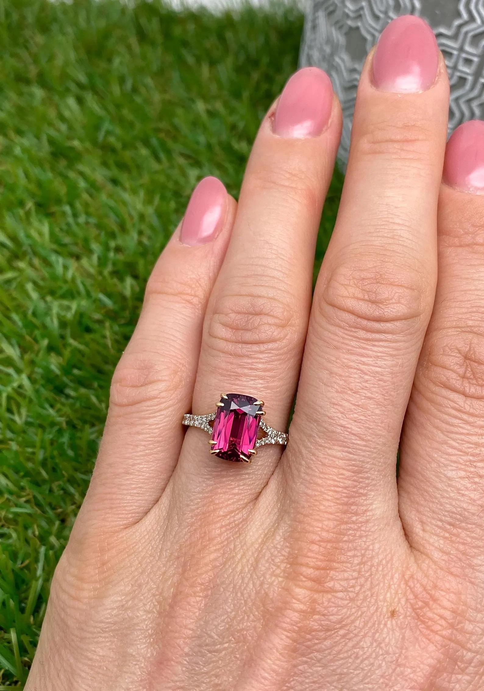 Pierre précieuse Spinelle naturelle et diamants
Bague en or rose massif 18 carats

Certificat de laboratoire complet pour la bague.
Les spinelles ont leur propre certificat GFCO
Pierre principale : Spinelle
Création de la pierre principale :