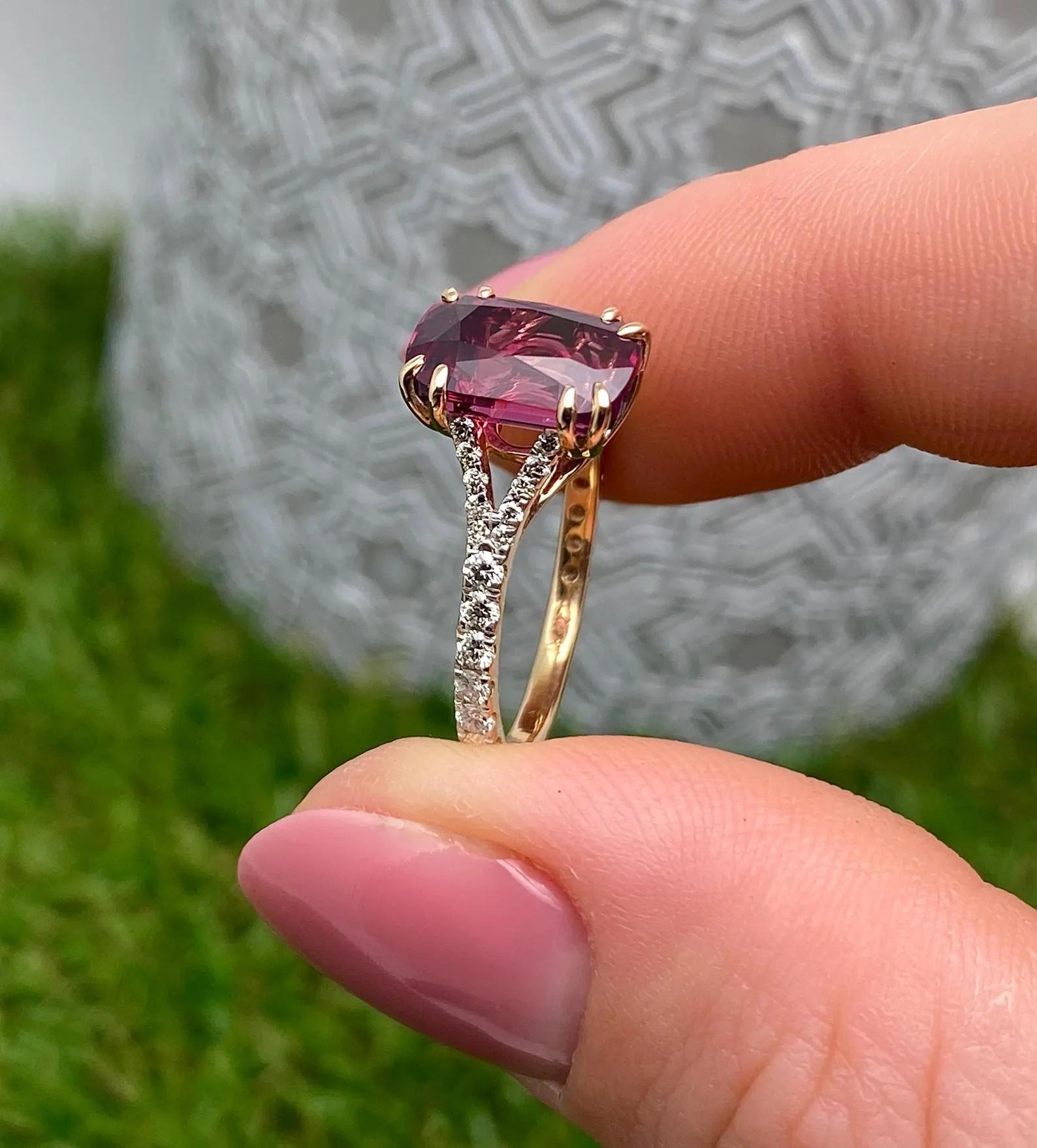 Taille coussin Bague en or rose massif 18 carats, Spinelle de Nature 4.05Ct., Diamants en vente