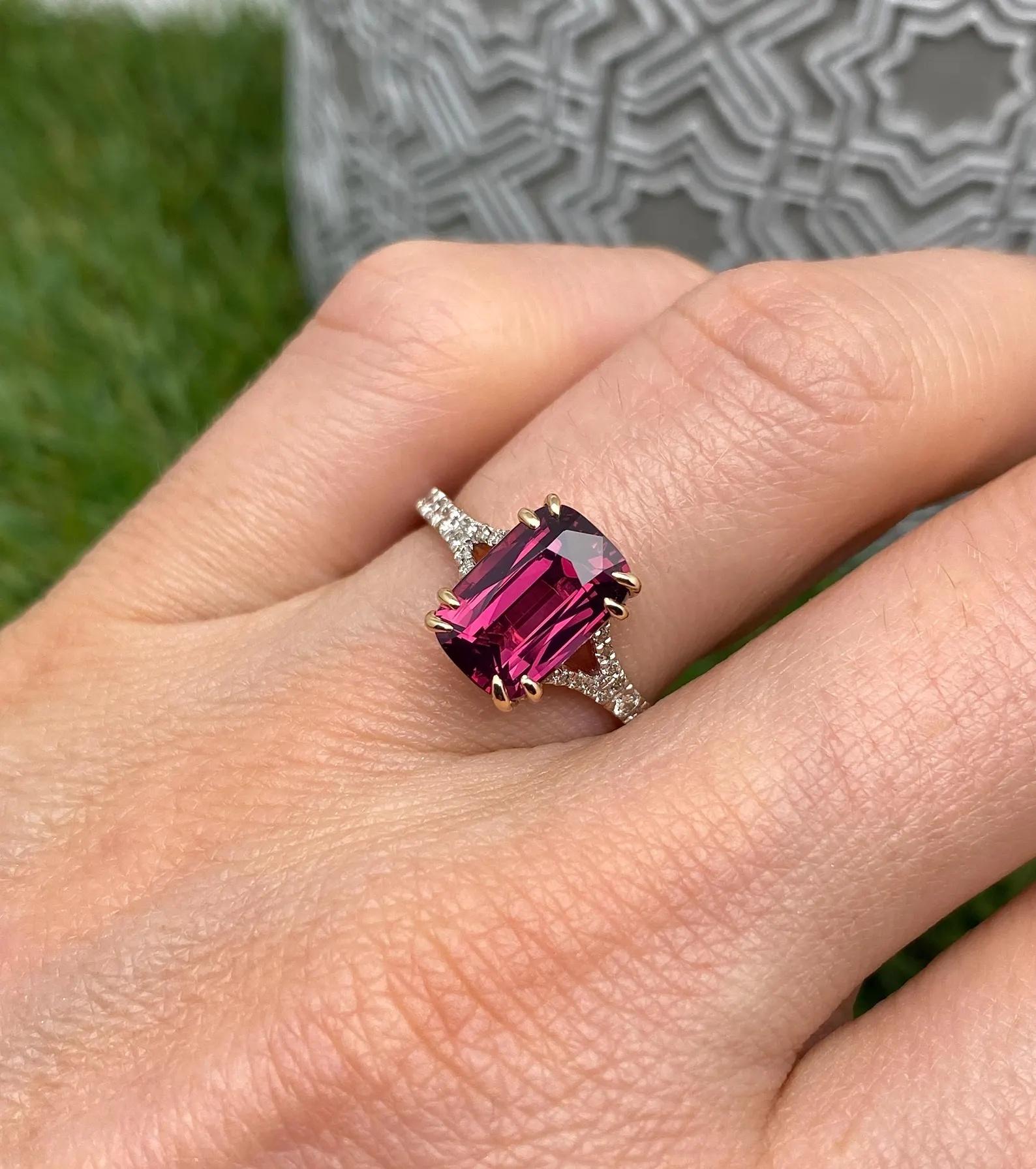 Bague en or rose massif 18 carats, Spinelle de Nature 4.05Ct., Diamants en vente 2