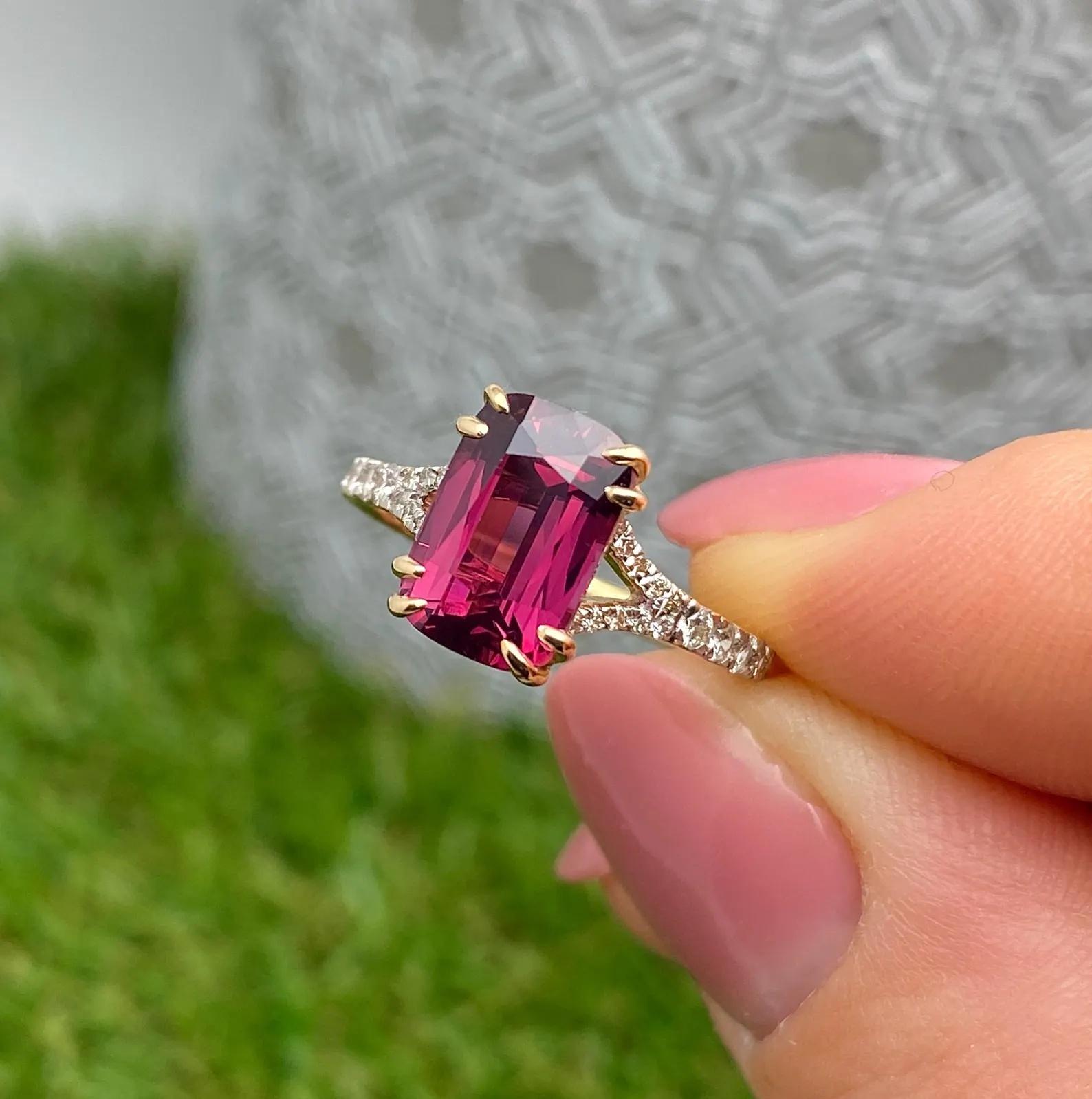 Bague en or rose massif 18 carats, Spinelle de Nature 4.05Ct., Diamants en vente