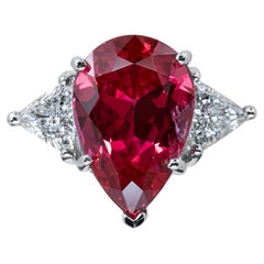 Spinello Mahenge 8,99ct rosa-rosso taglio a pera con diamante trilione Anello in platino
