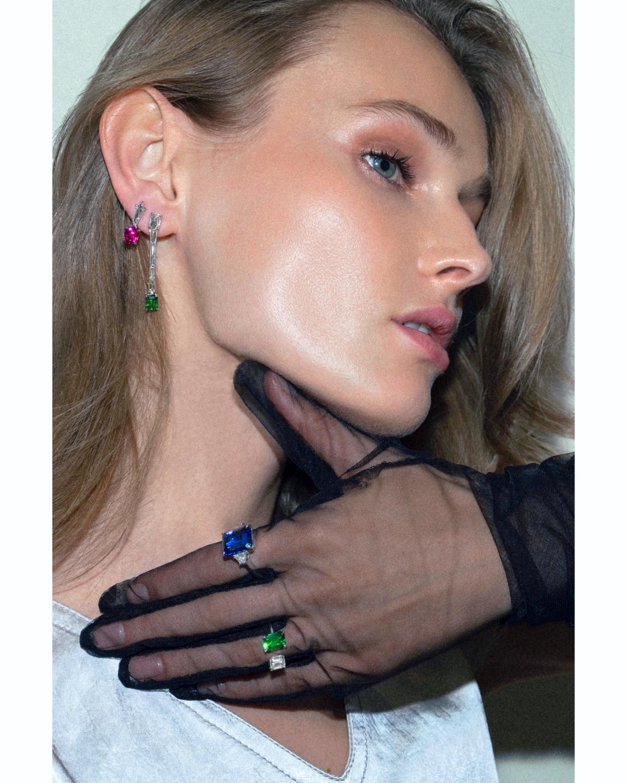 Paire de boucles d'oreilles inversées en spinelle de Mahenge et tsavorite Neuf - En vente à Brooklyn, NY