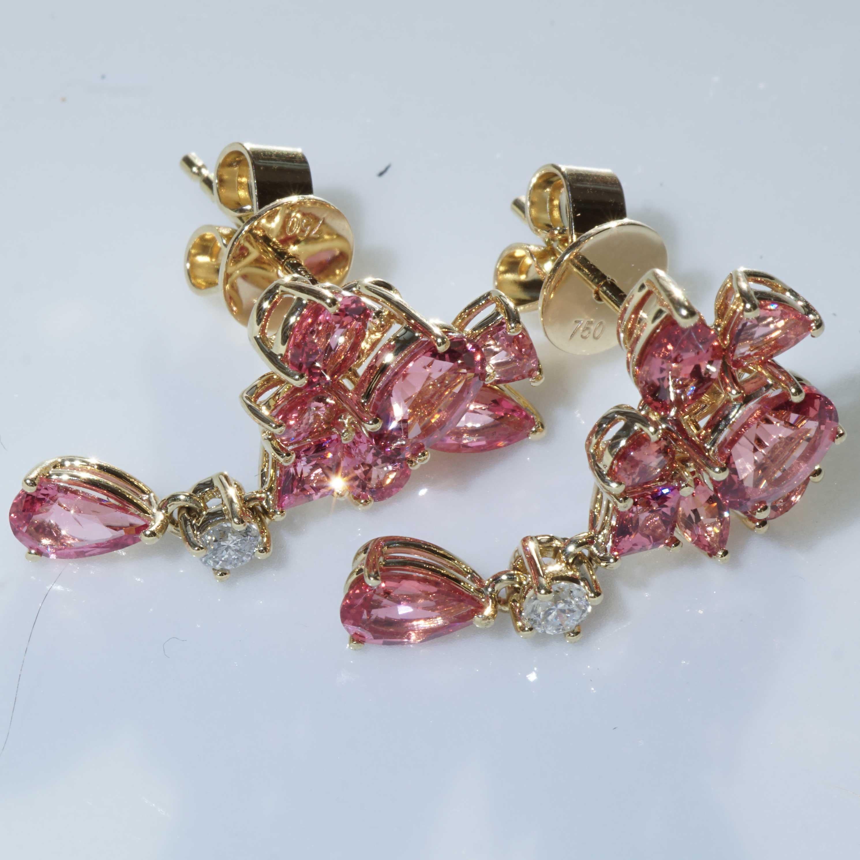 Modern Mahenge Spinel Earrings overwhelming Colors 3.01 ct 0.11 ct artfully assembled For Sale