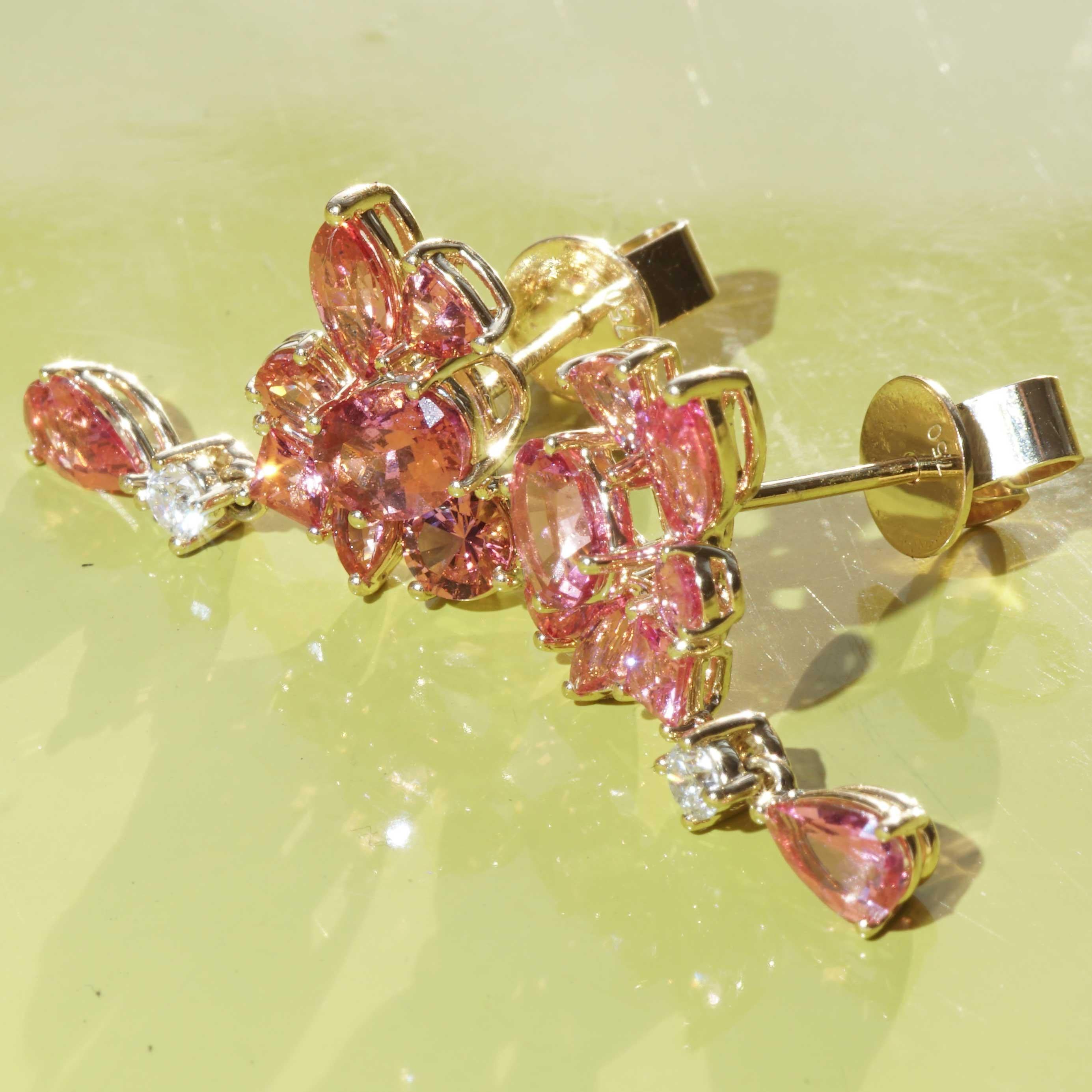 Mahenge Spinel Earrings overwhelming Colors 3.01 ct 0.11 ct artfully assembled For Sale 1