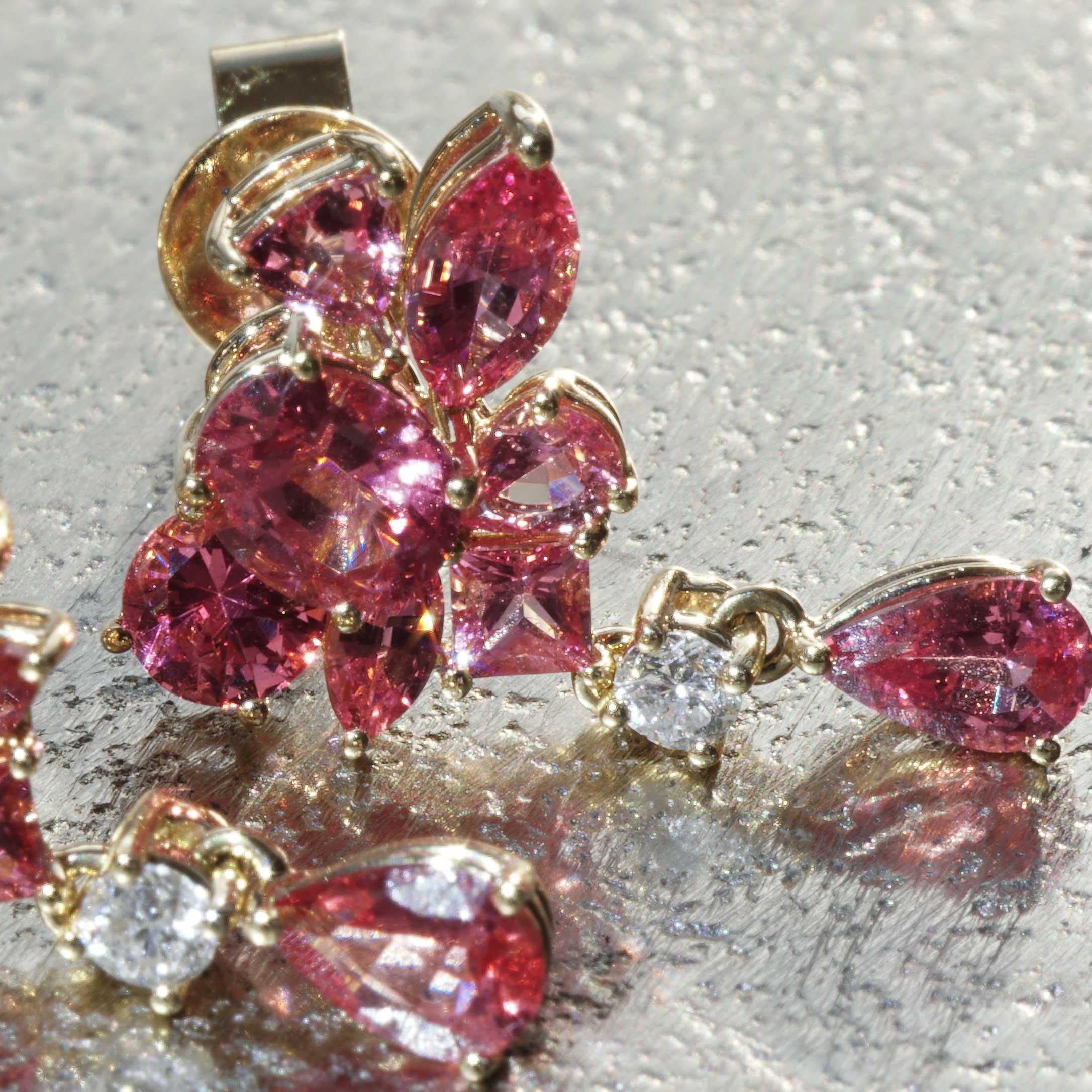 Mahenge Spinel Earrings overwhelming Colors 3.01 ct 0.11 ct artfully assembled For Sale 3