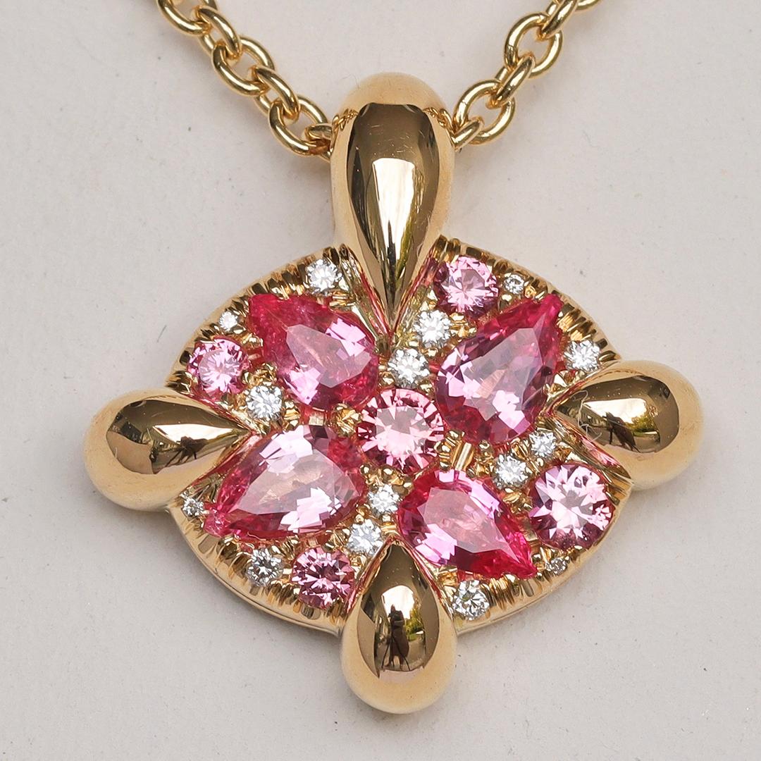 Unveil the beauty of Belgian craftsmanship with this handmade yellow gold multi-stone pendant, featuring Mahenge Spinels, Padparadscha sapphires, pink spinels and white Brilliant-cut diamonds. 

Each gem is carefully hand-set in our signature mosaic