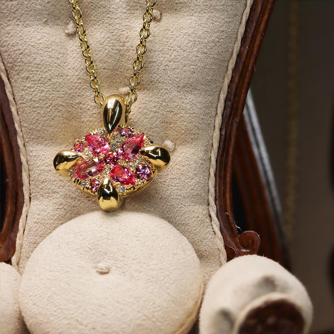 Mahenge Spinel Padparadscha Sapphire Yellow Gold Pave Pendant In New Condition For Sale In Antwerp, BE