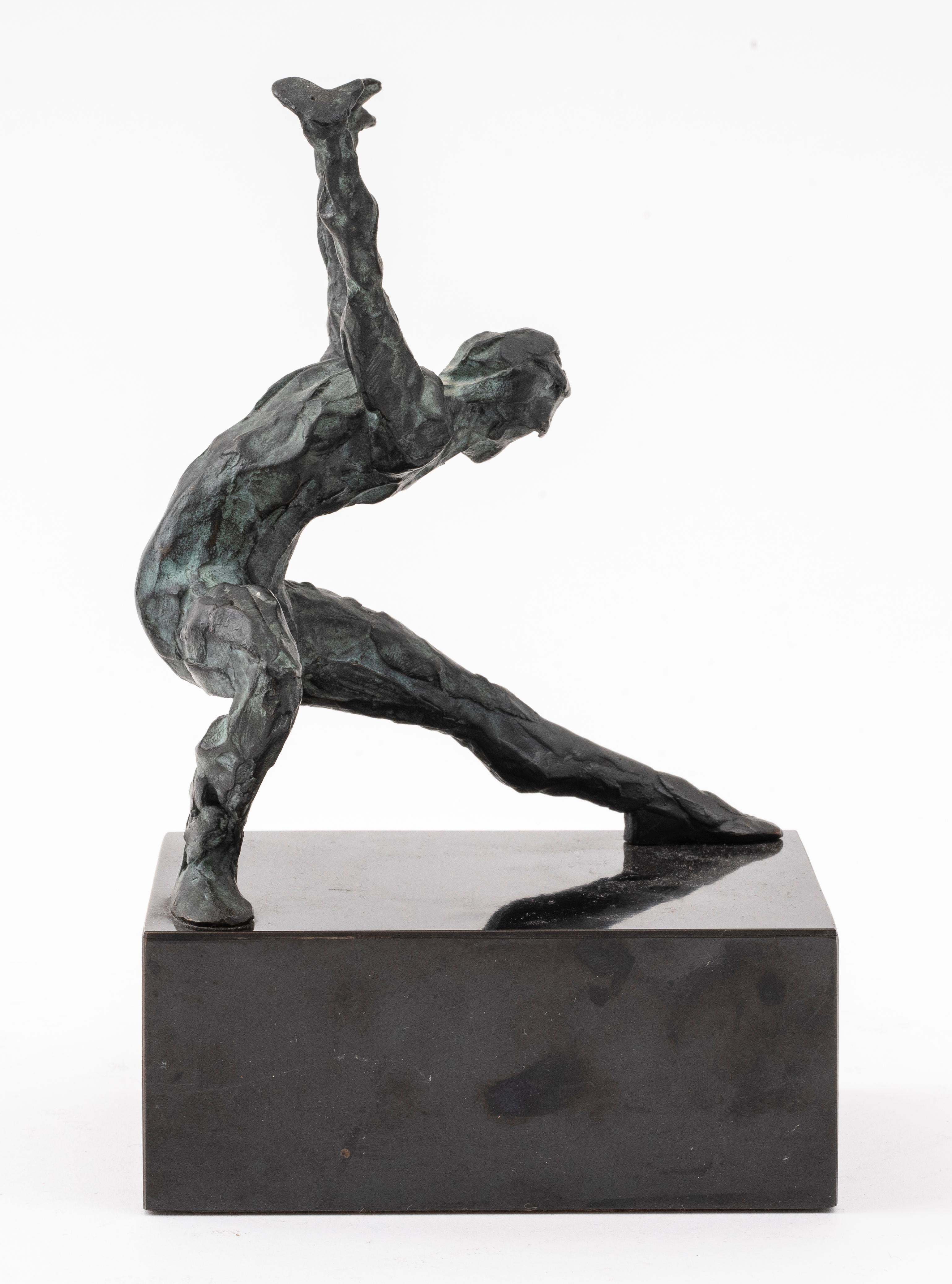 Mahaer tanzende nackte Bronzeskulptur, signiert im Zustand „Gut“ im Angebot in New York, NY