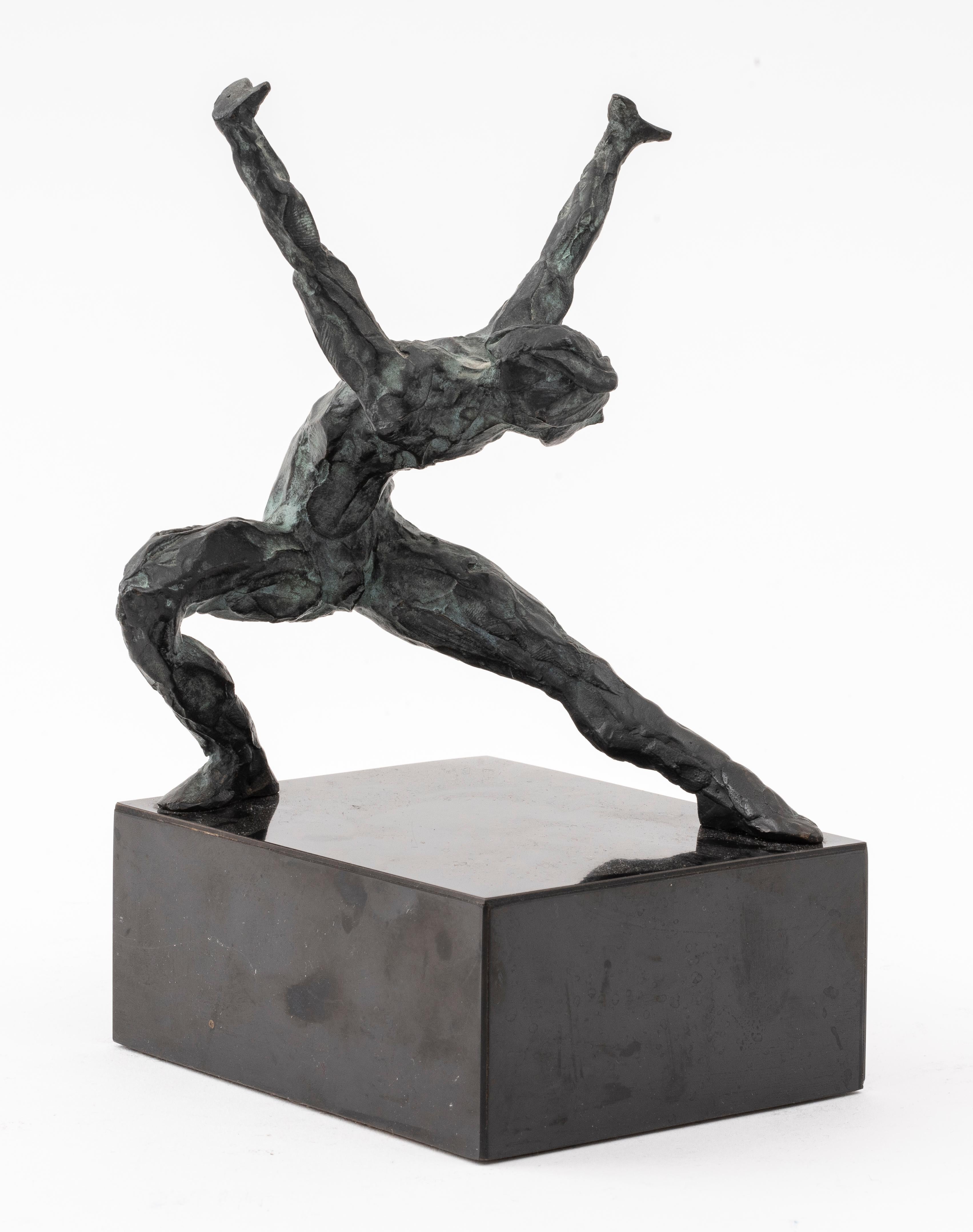 Mahaer tanzende nackte Bronzeskulptur, signiert (20. Jahrhundert) im Angebot