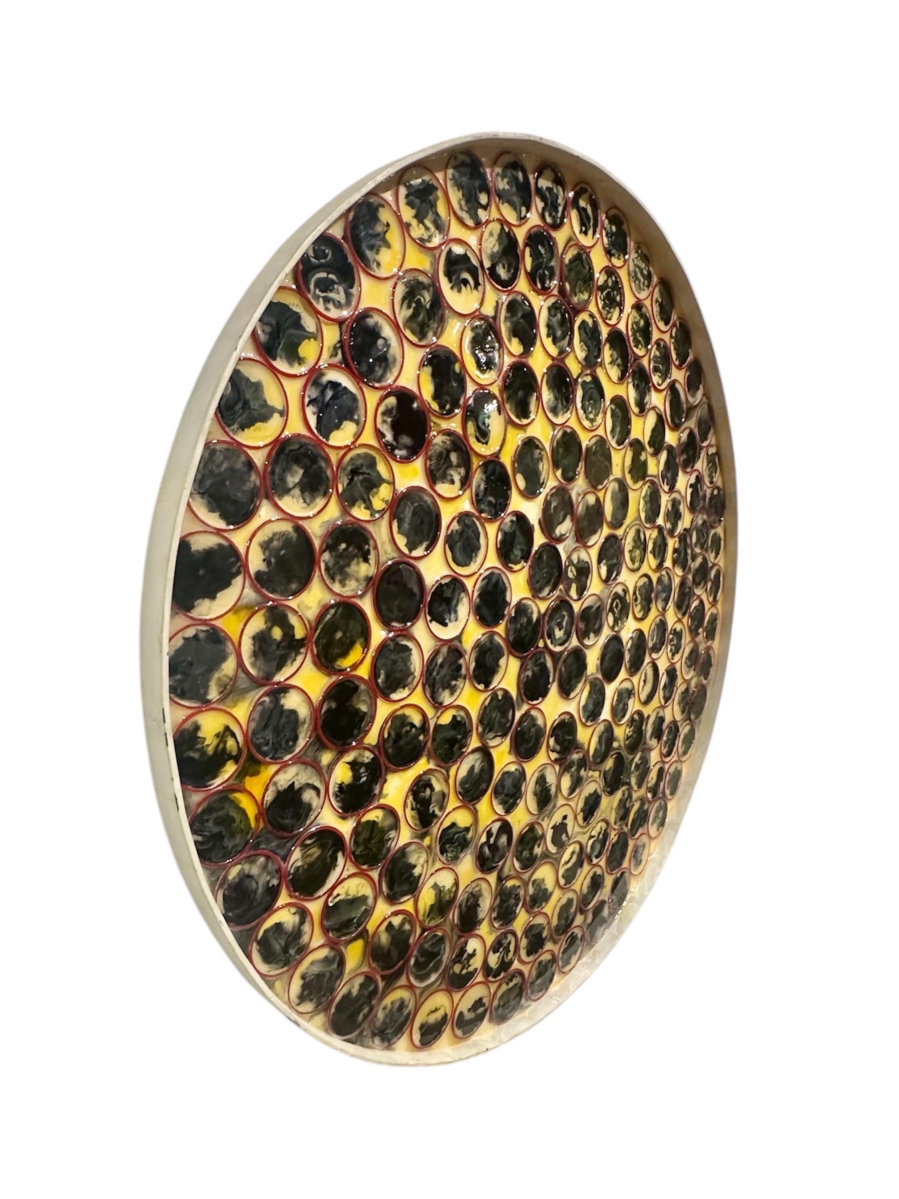 Entworfen von Mahesh sharma
Jahr: 2022
MATERIAL: Metall, Harz, Acrylfarbe, indische Armreifen
Der Künstler verwendet eine Mischung aus verschiedenen Techniken, um ein schönes Kunstwerk mit einer Mischung aus indischem Kunsthandwerk und Texturen im