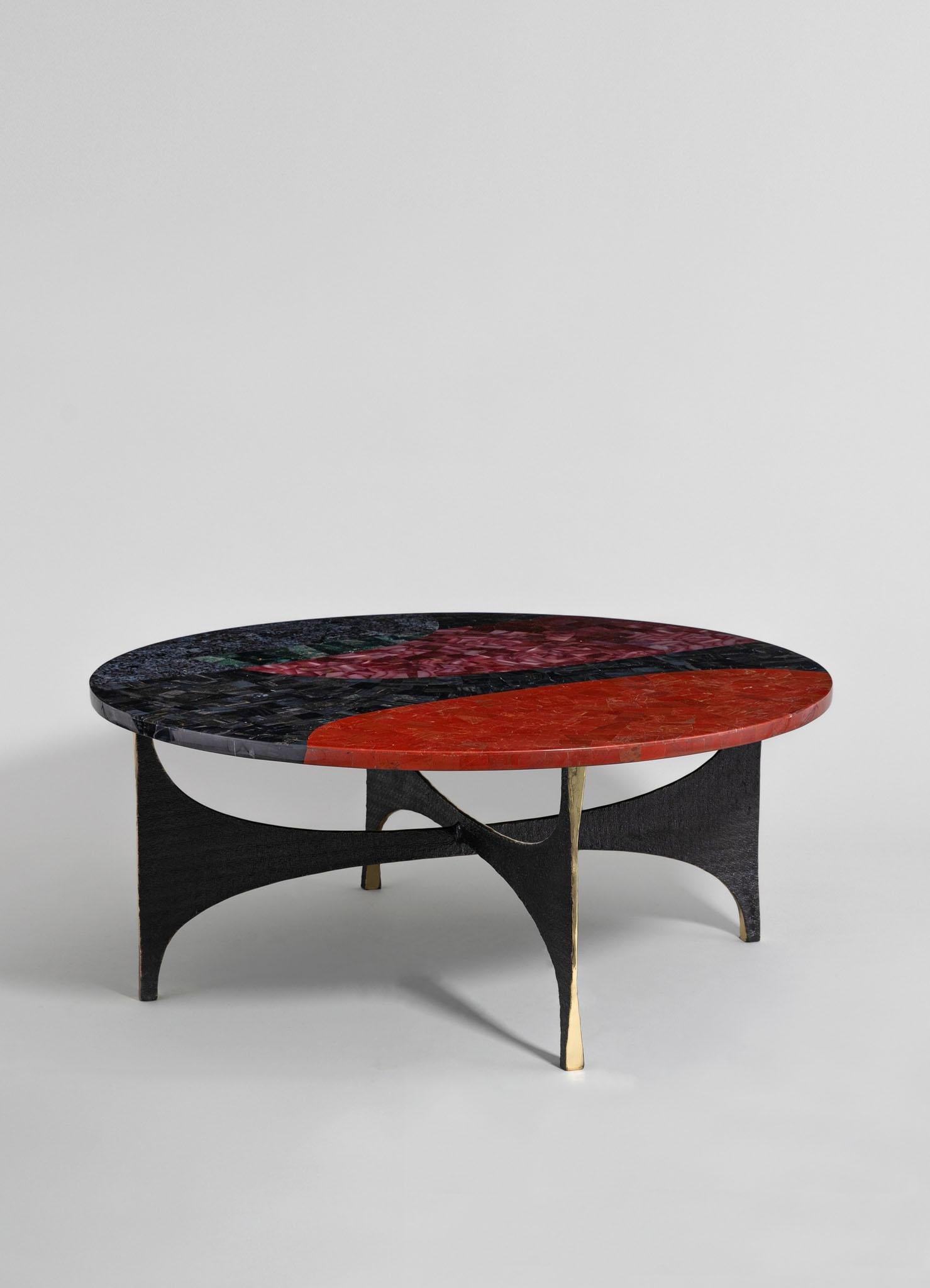 Table basse Maheshwar avec plateau en superposition semi-précieuse, Viya de Vikram Goyal

Se déployant sans cesse, l'Inde découvre son éternelle muse dans le domaine du textile. Des soies liquides du Sud aux brocarts complexes du Nord, les tissus