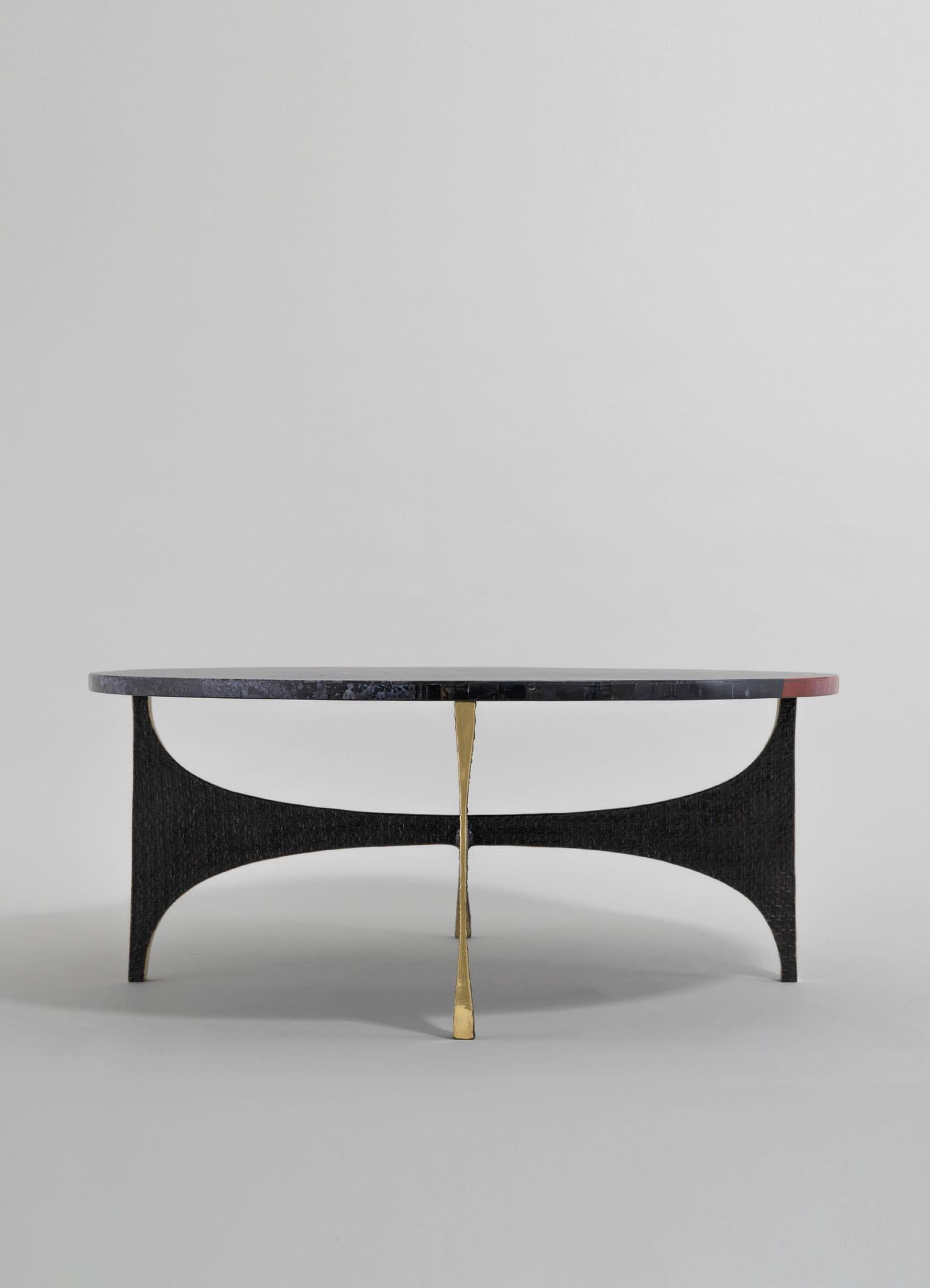 Indien Table basse Maheshwar avec plateau en superposition semi-précieuse, Viya de Vikram Goyal en vente