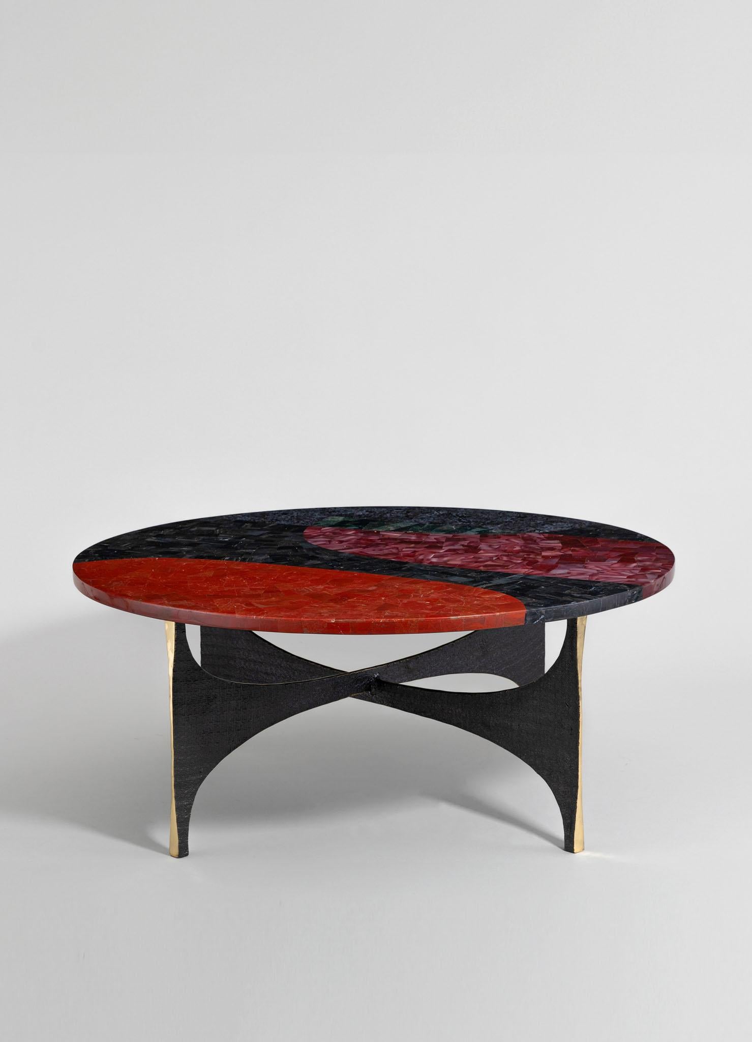 Fait main Table basse Maheshwar avec plateau en superposition semi-précieuse, Viya de Vikram Goyal en vente