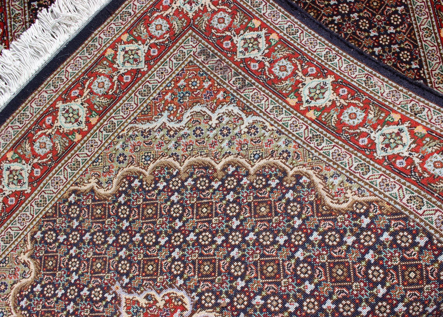 Runner persiano vintage Tabriz
Questo runner Tabriz semi-antico è tessuto a mano in lana e seta e presenta un disegno a medaglione ripetuto nei toni del rosso e del marrone.
Misure: 2'7 x 12'.