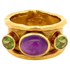 Mahie Breites Band aus 22 Karat Gelbgold mit Amethyst und Peridot