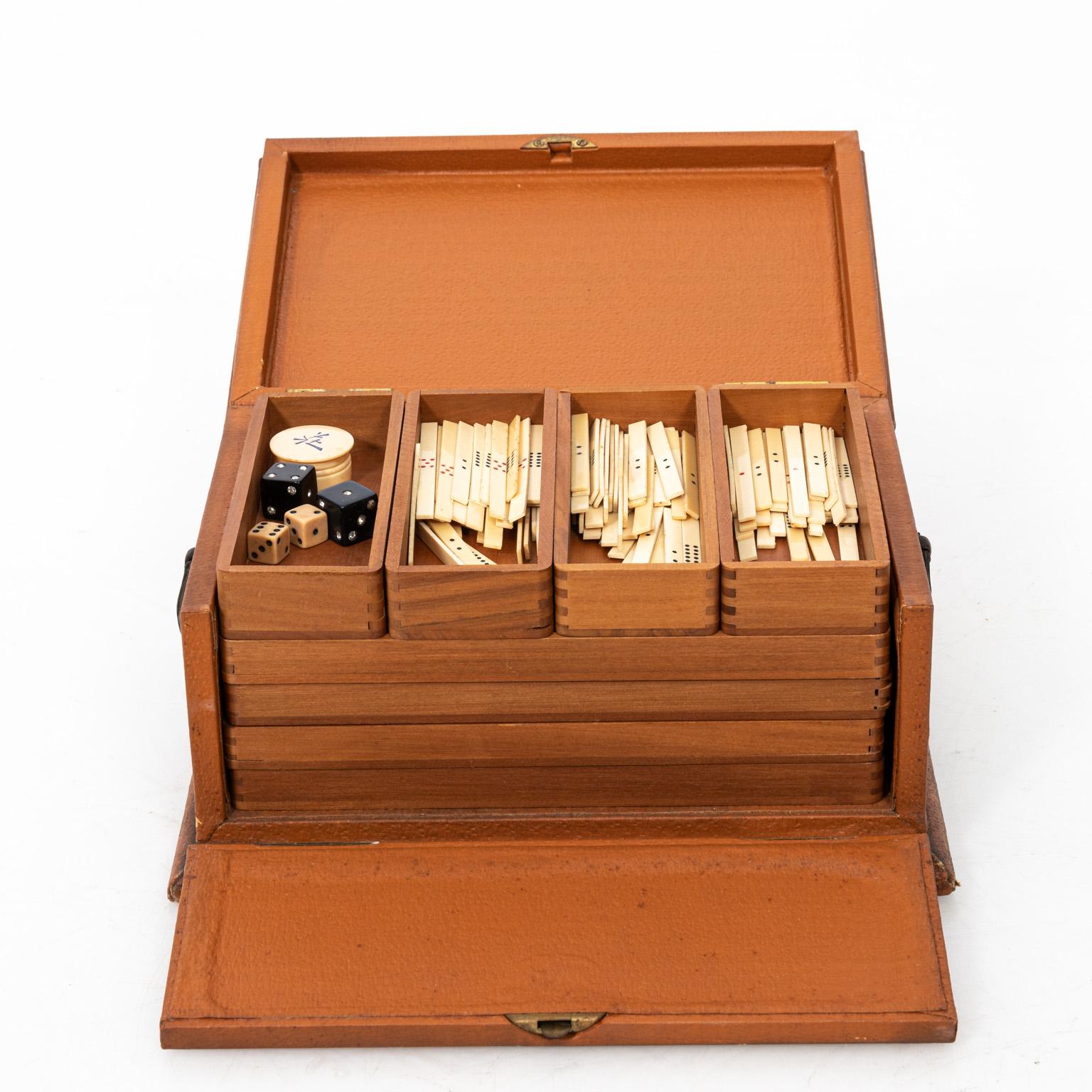 Vintage Mahjong-Set aus Zelluloid und Holz von der Pung Chow Company mit Anleitungsheft, ca. 1920er Jahre. Die Schachtel selbst hat verschiedene Fächer für Spielsteine und dekorative Beschläge im Chinoiserie-Stil. Bitte beachten Sie die