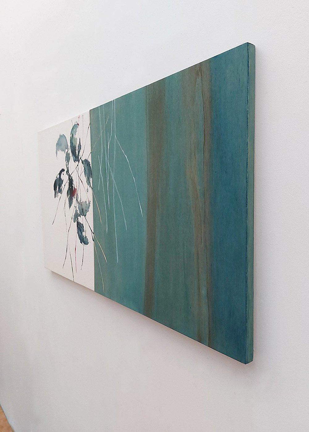 Silvery Sound #2 von Maho Maeda - Halbabstrakte Malerei, grün-blaue Blumen im Angebot 1