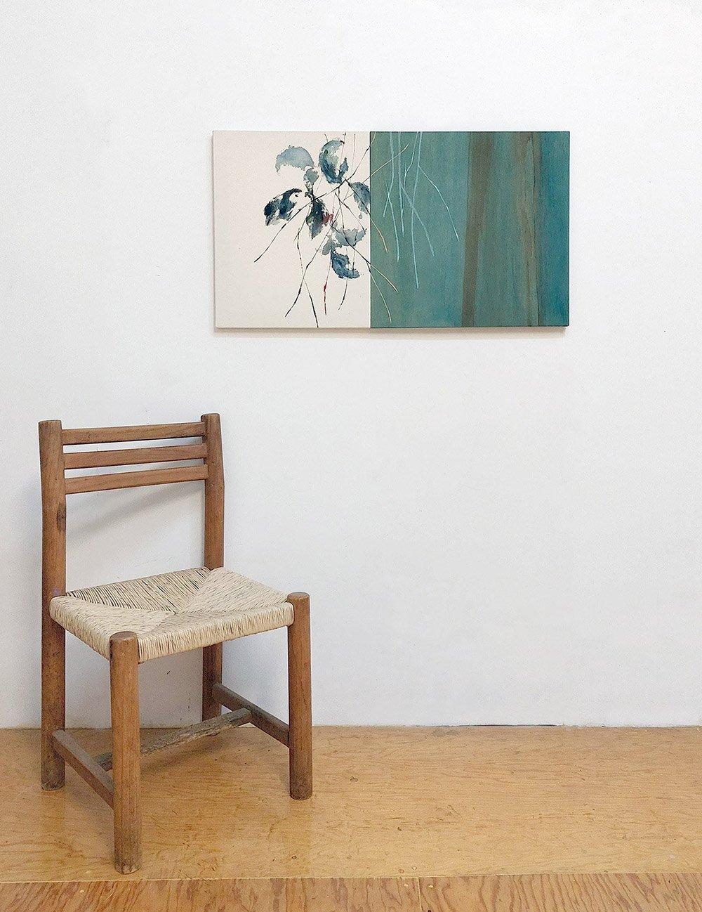 Silvery Sound #2 von Maho Maeda - Halbabstrakte Malerei, grün-blaue Blumen im Angebot 2