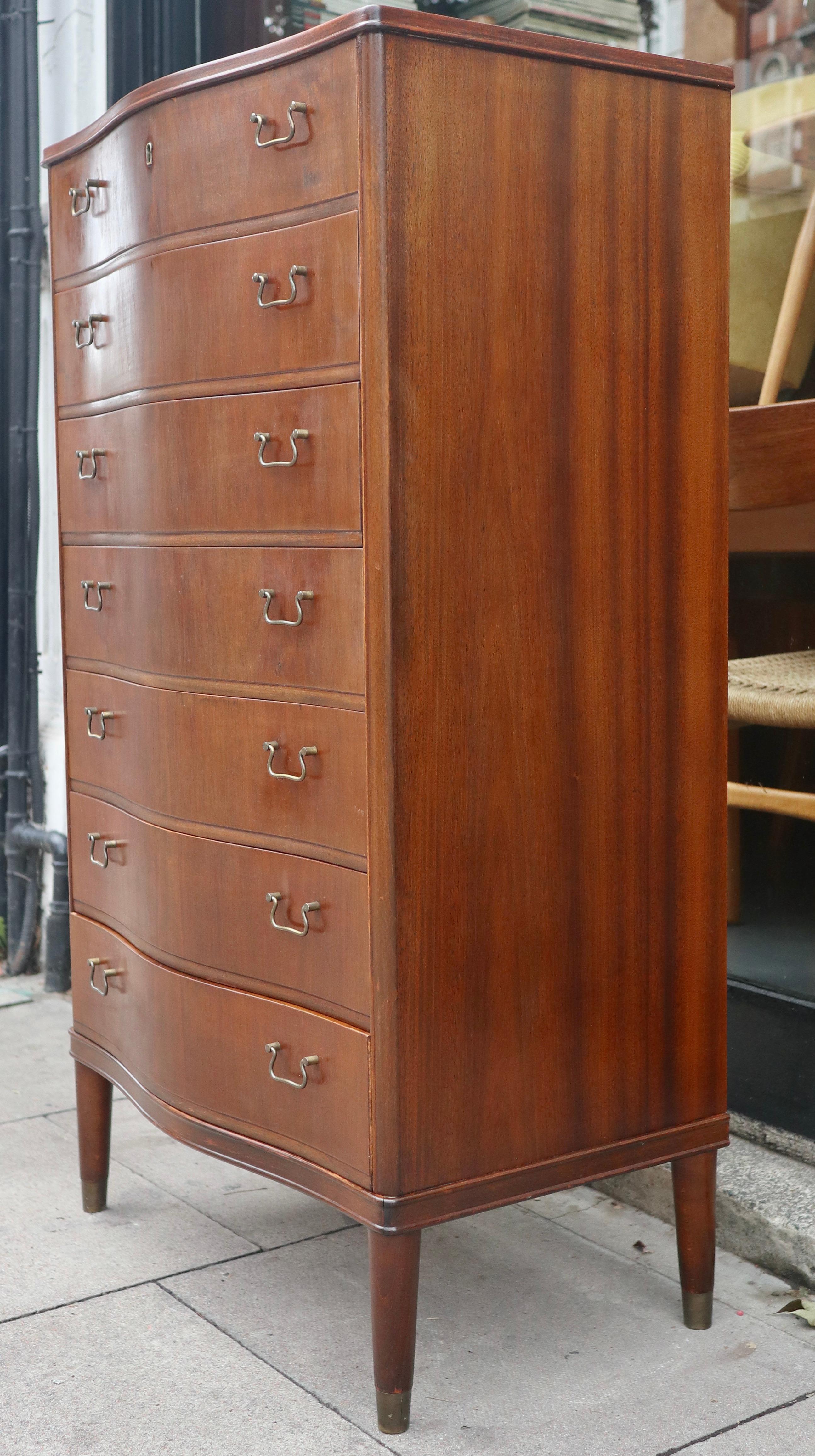 Mahogany 1950s English serpentine front 'tall boy' chest of drawers  For Sale 5