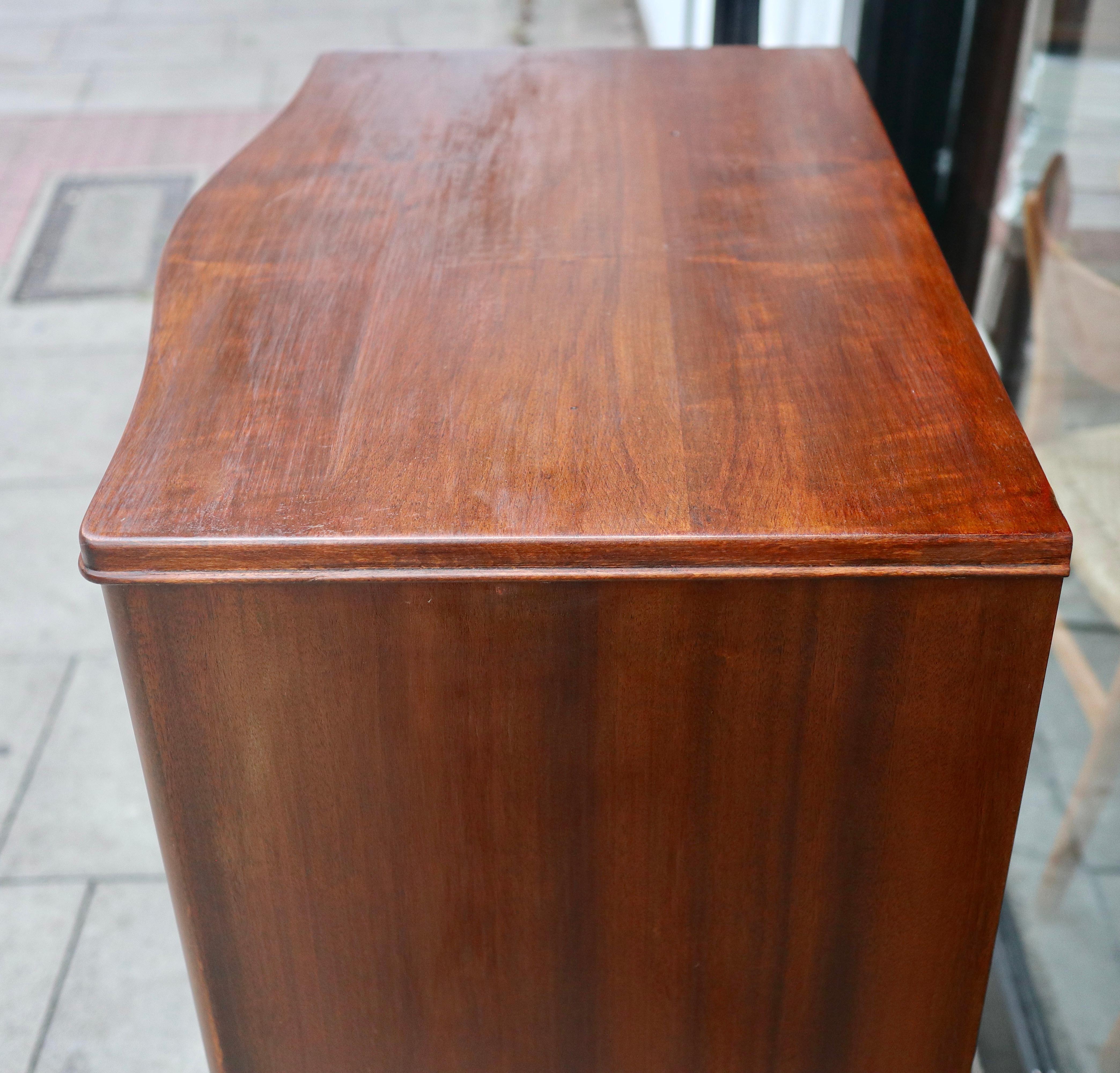 Mahogany 1950s English serpentine front 'tall boy' chest of drawers  For Sale 8