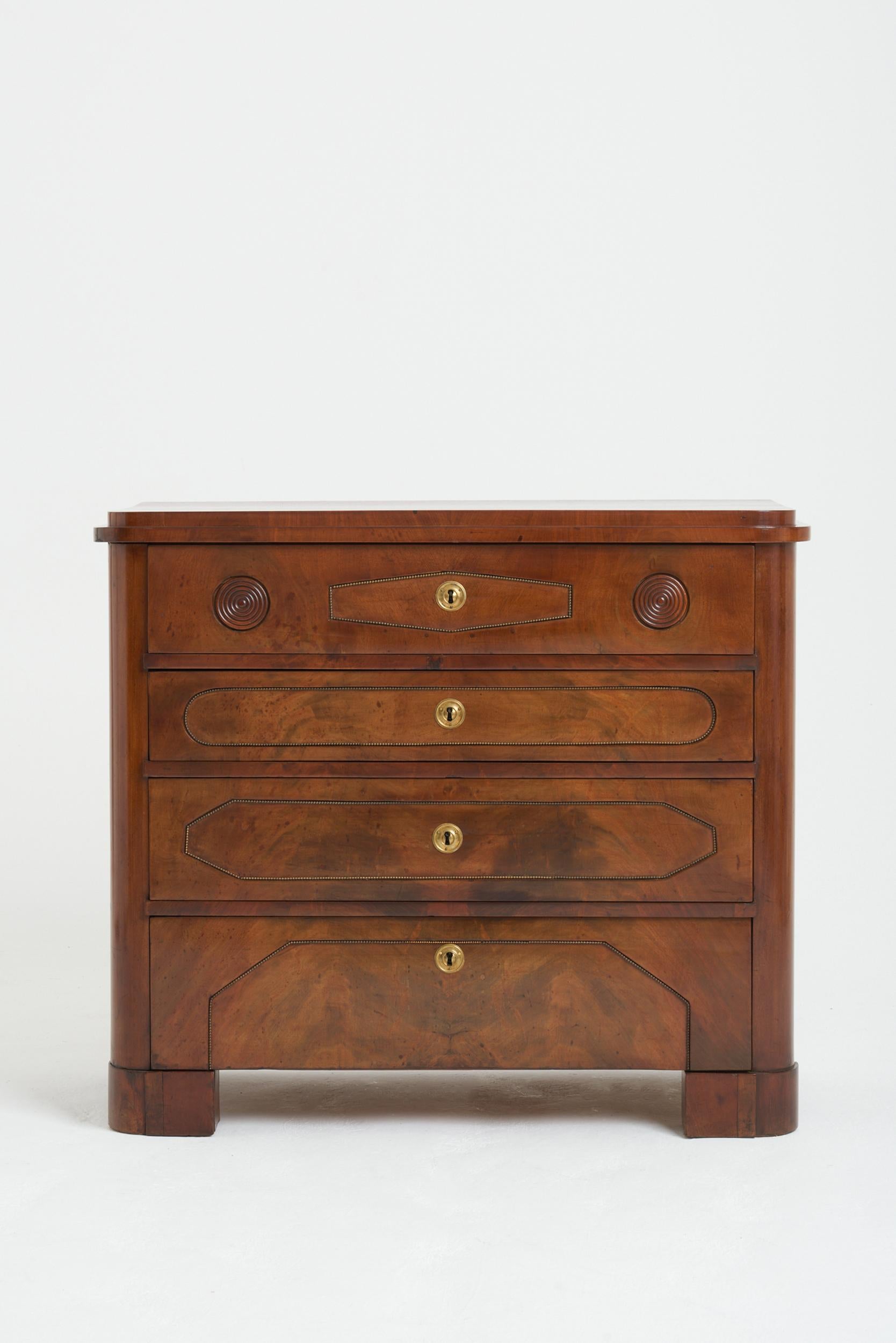 A Charles XIV John period (Karl XIV Johan, King of Sueden and Norway 1818-1844) mahogany chest of drawers, with brass beading details.
Sweden, Circa 1830.
107 cm wide by 93 cm high 52 cm deep
