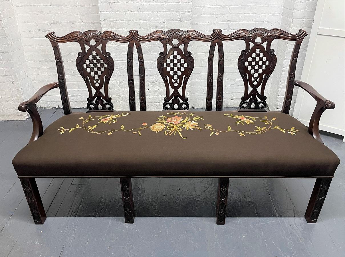 Mahogany 19th Century Georgian III Style Settee In Good Condition For Sale In New York, NY