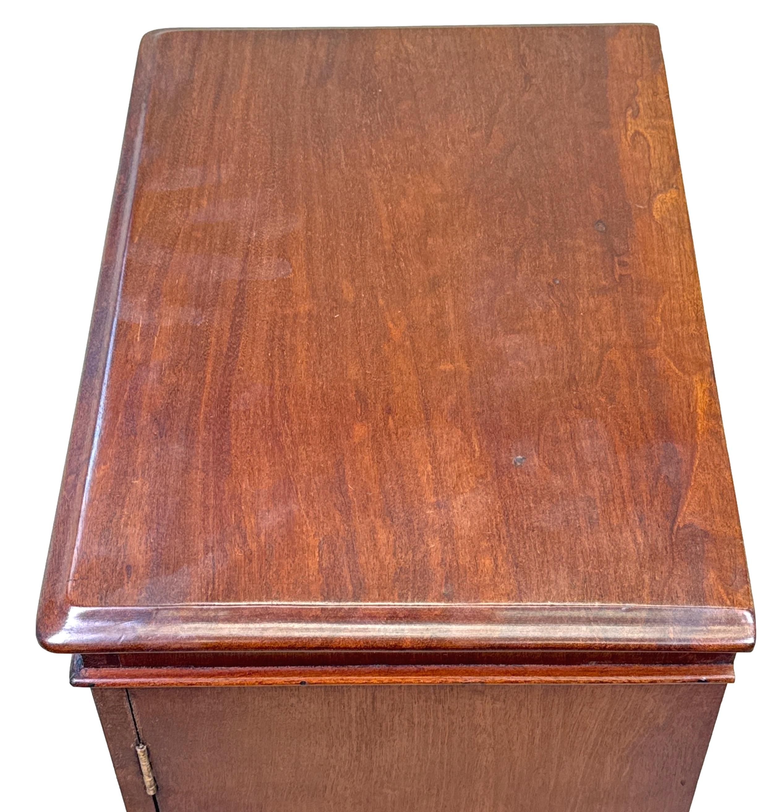 Cómoda Wellington miniatura de caoba del siglo XIX Inglés en venta