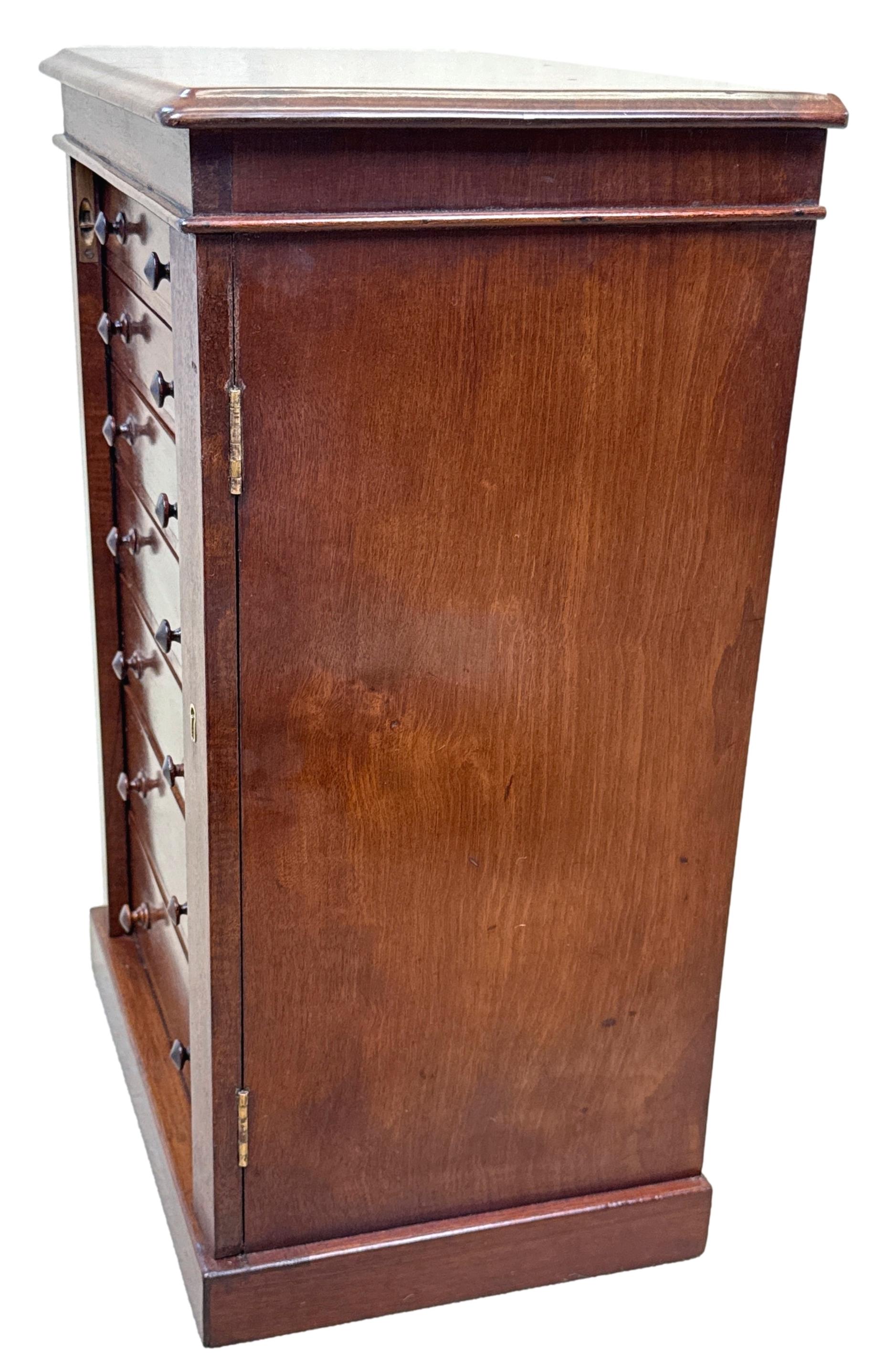 Cómoda Wellington miniatura de caoba del siglo XIX Caoba en venta