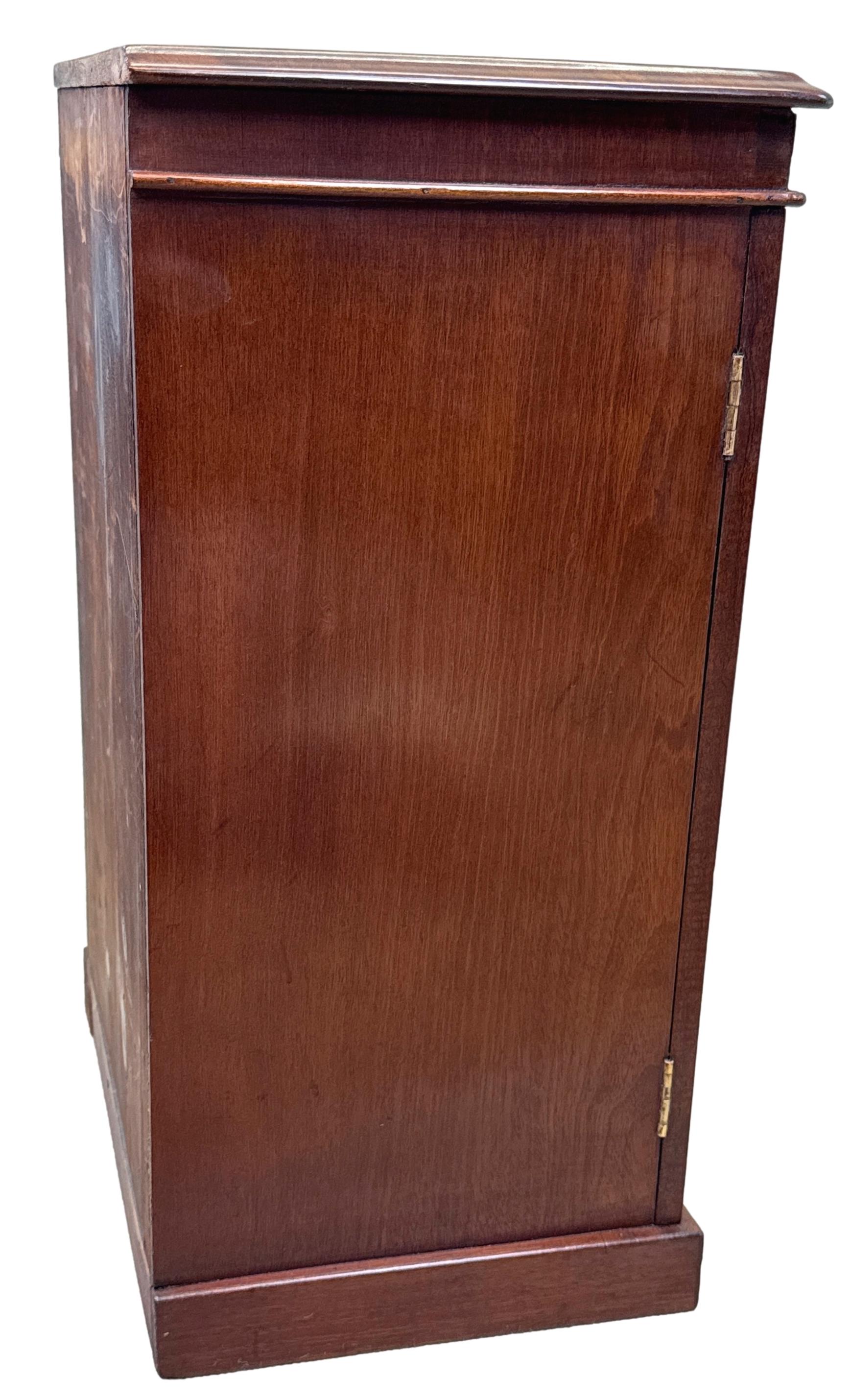 Cómoda Wellington miniatura de caoba del siglo XIX en venta 1