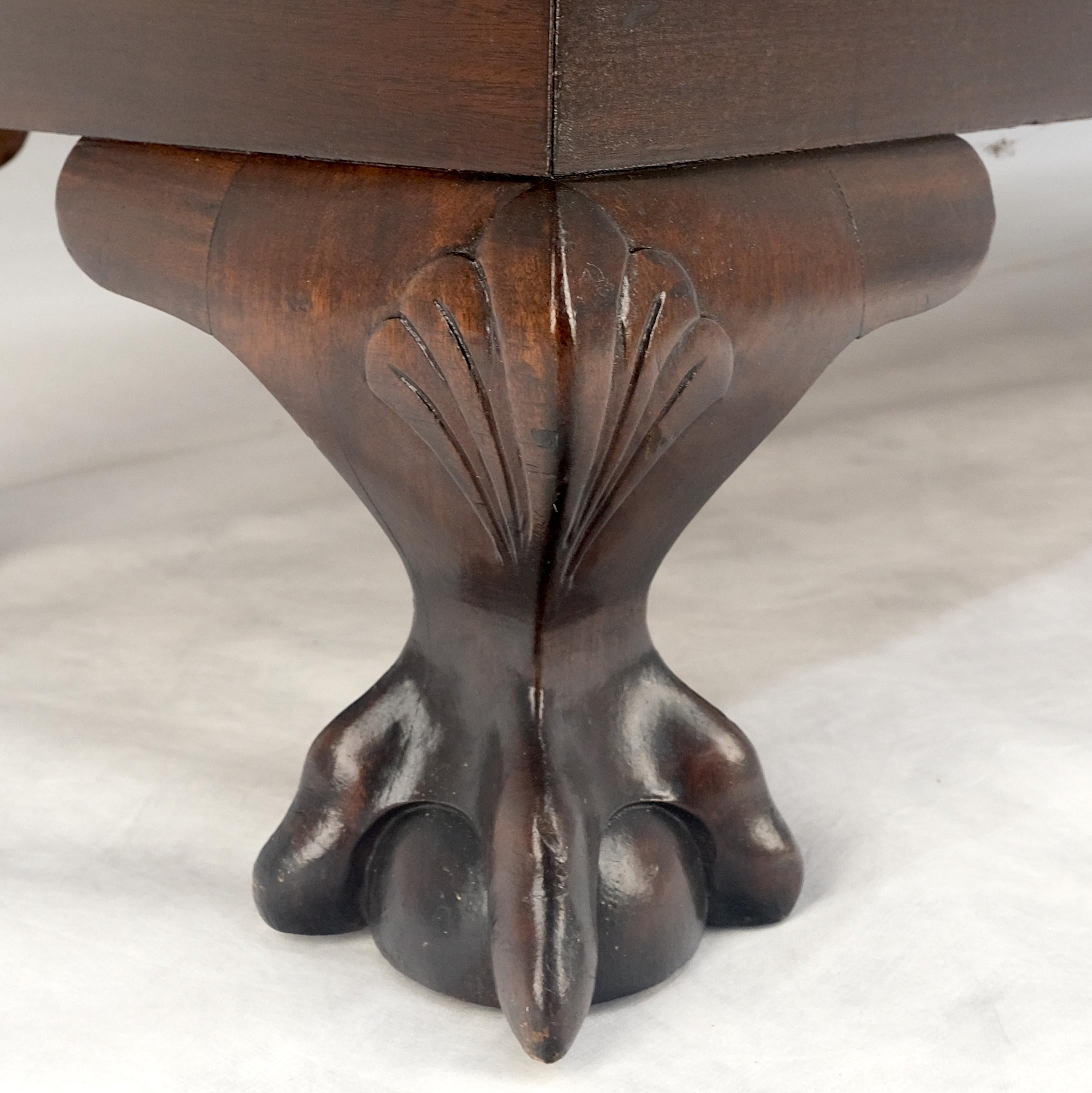 Laqué Bibliothèque à 2 portes en acajou de style Chippendale, pieds Ball and Ball et griffes sculptés, bordures en corde en vente