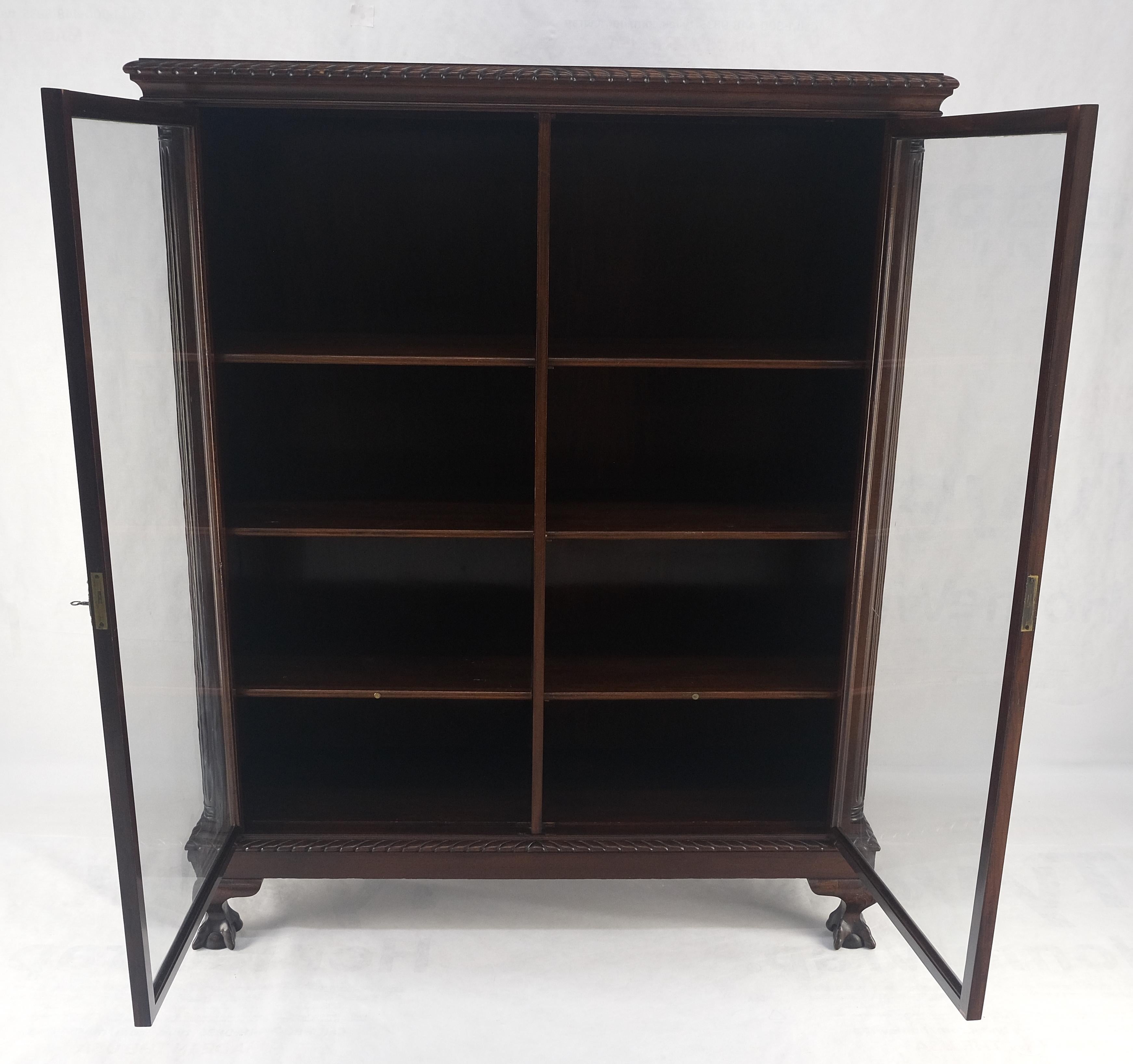 Verre Bibliothèque à 2 portes en acajou de style Chippendale, pieds Ball and Ball et griffes sculptés, bordures en corde en vente