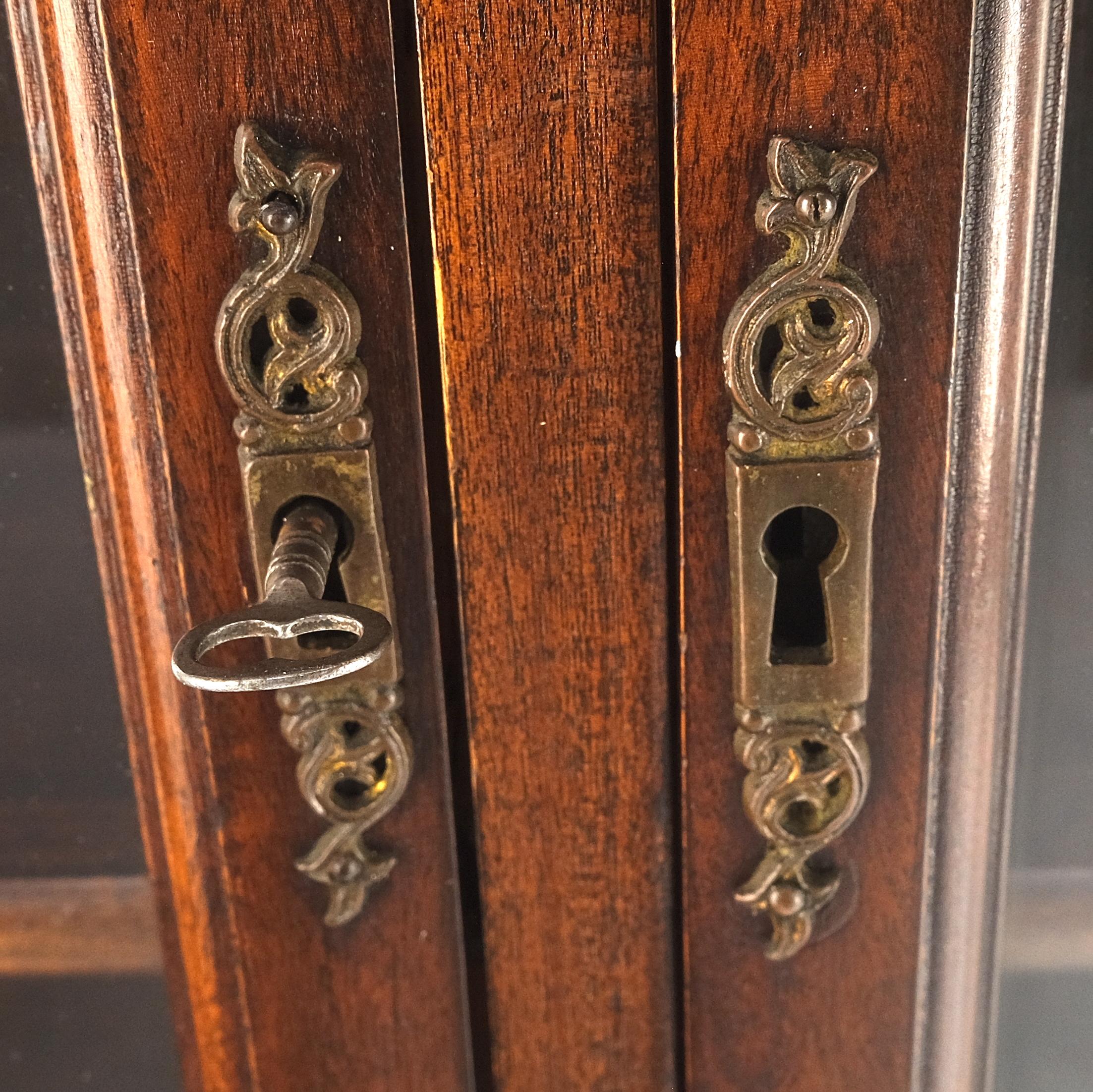 Bibliothèque à 2 portes en acajou de style Chippendale, pieds Ball and Ball et griffes sculptés, bordures en corde en vente 1