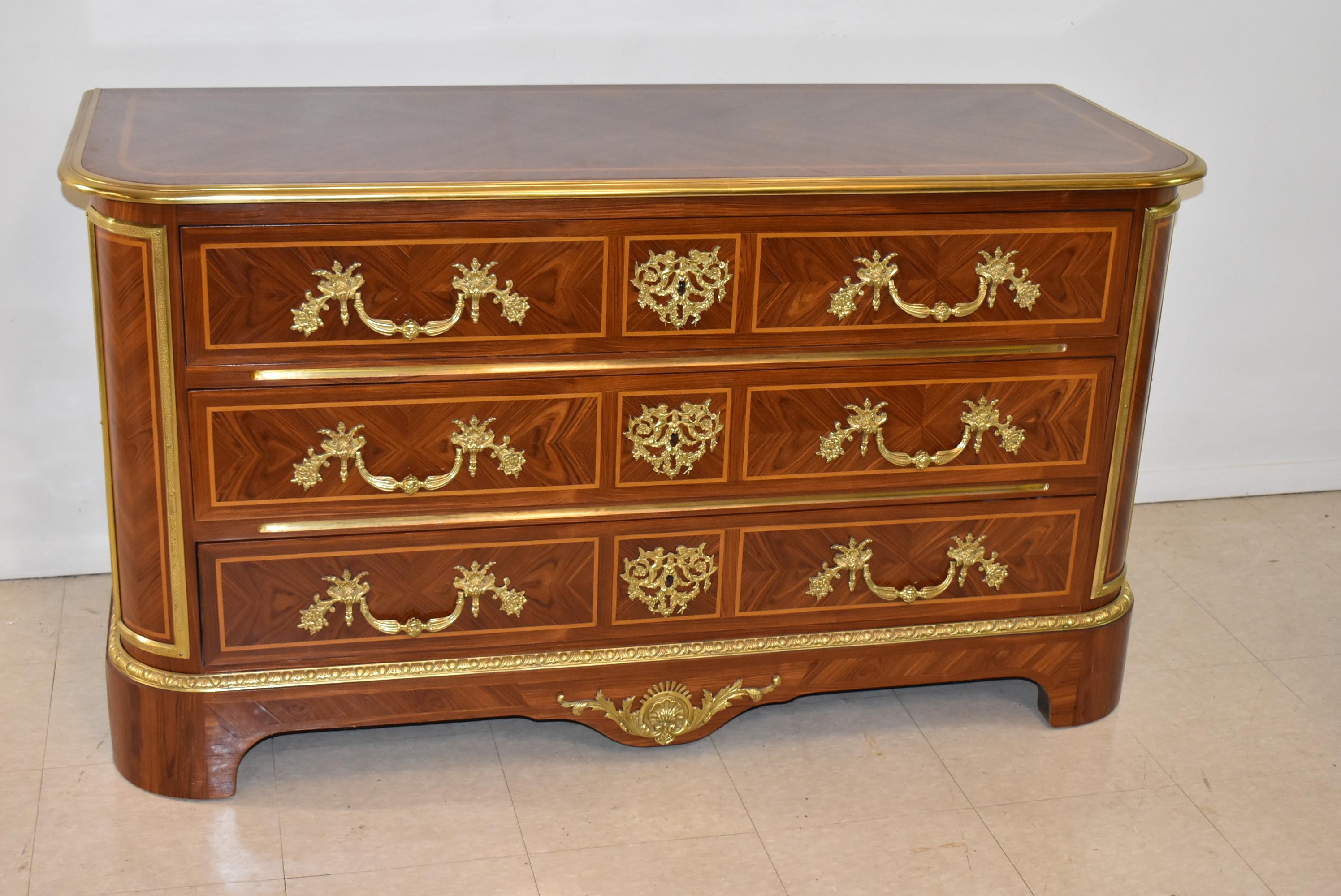 Splendida cassettiera francese in mogano con 3 cassetti con frontali intarsiati, montature in ottone, pesanti maniglie in fusione e incastri a coda di rondine. Il piano è impiallacciato a libro, mentre i bordi sono rifiniti con un decoro in ottone.