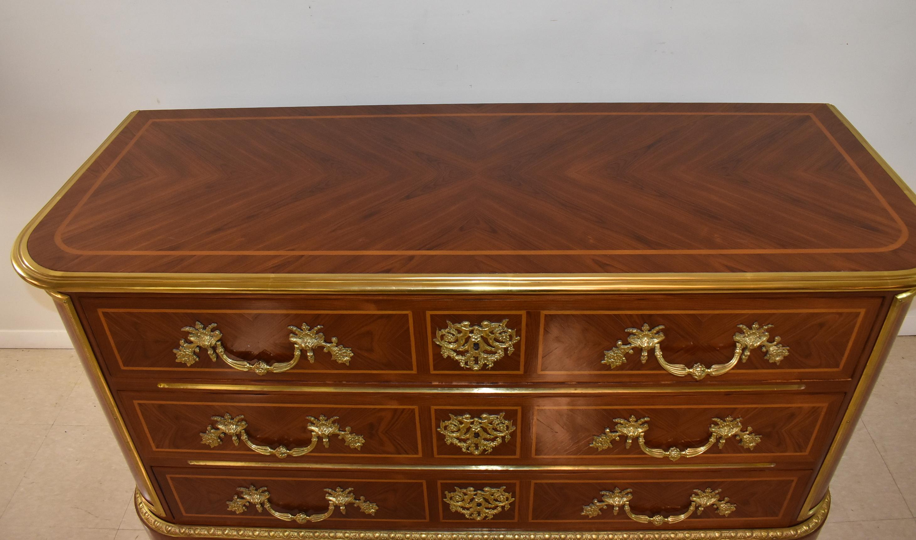 Ottone Cassettone francese a 3 cassetti in mogano in vendita