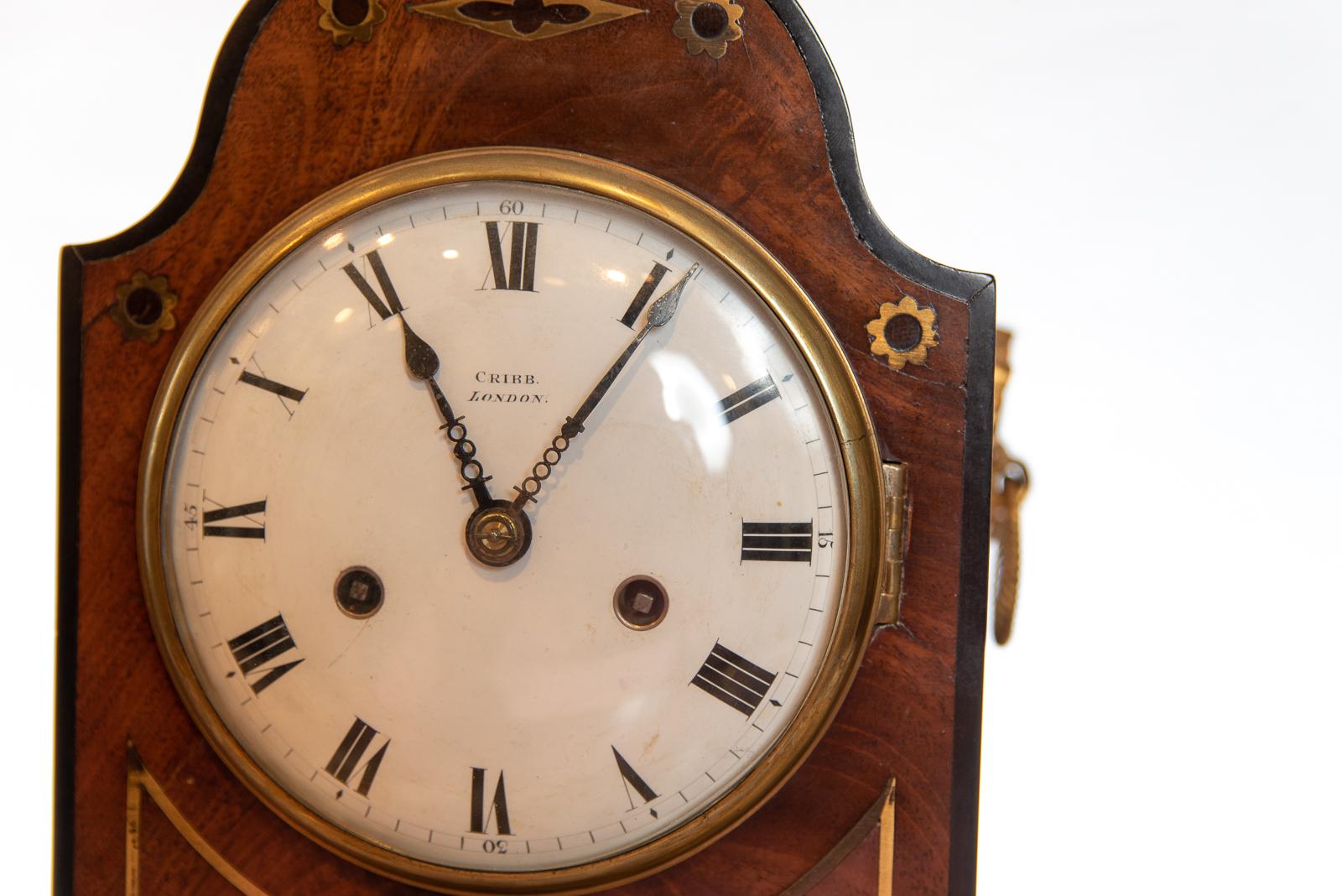 Eine 8-Tage-Regency-Tischuhr oder Konsolenuhr, die die Stunden auf einer einzelnen Glocke mit einem runden weißen Porzellanzifferblatt anschlägt, signiert vom Hersteller William Cribb aus London und Coventry, England, tätig 1816-1876. In einem