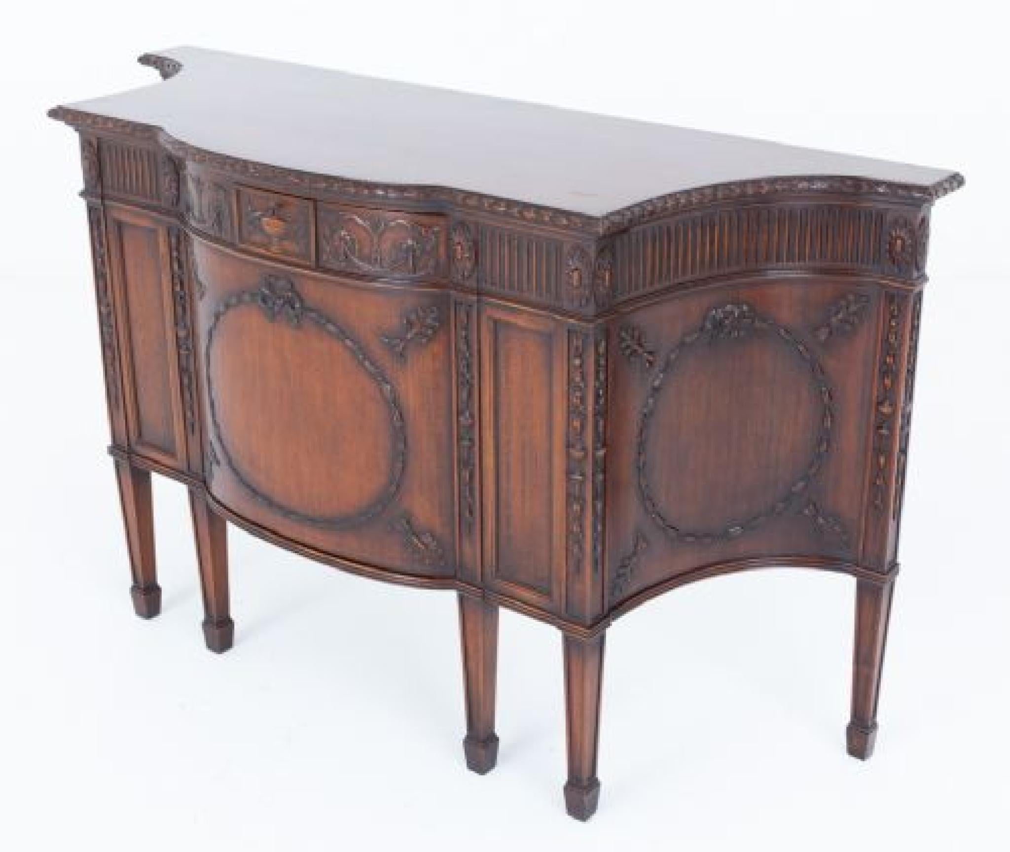 Impressionante mobile laterale in mogano Adams Revival
Circa 1880
Questo meraviglioso mobile poggia su 6 gambe affusolate con piedini a vanga.
Il mobile ha una forma serpeggiante con pannelli terminali profondamente intagliati.
L'intero mobile