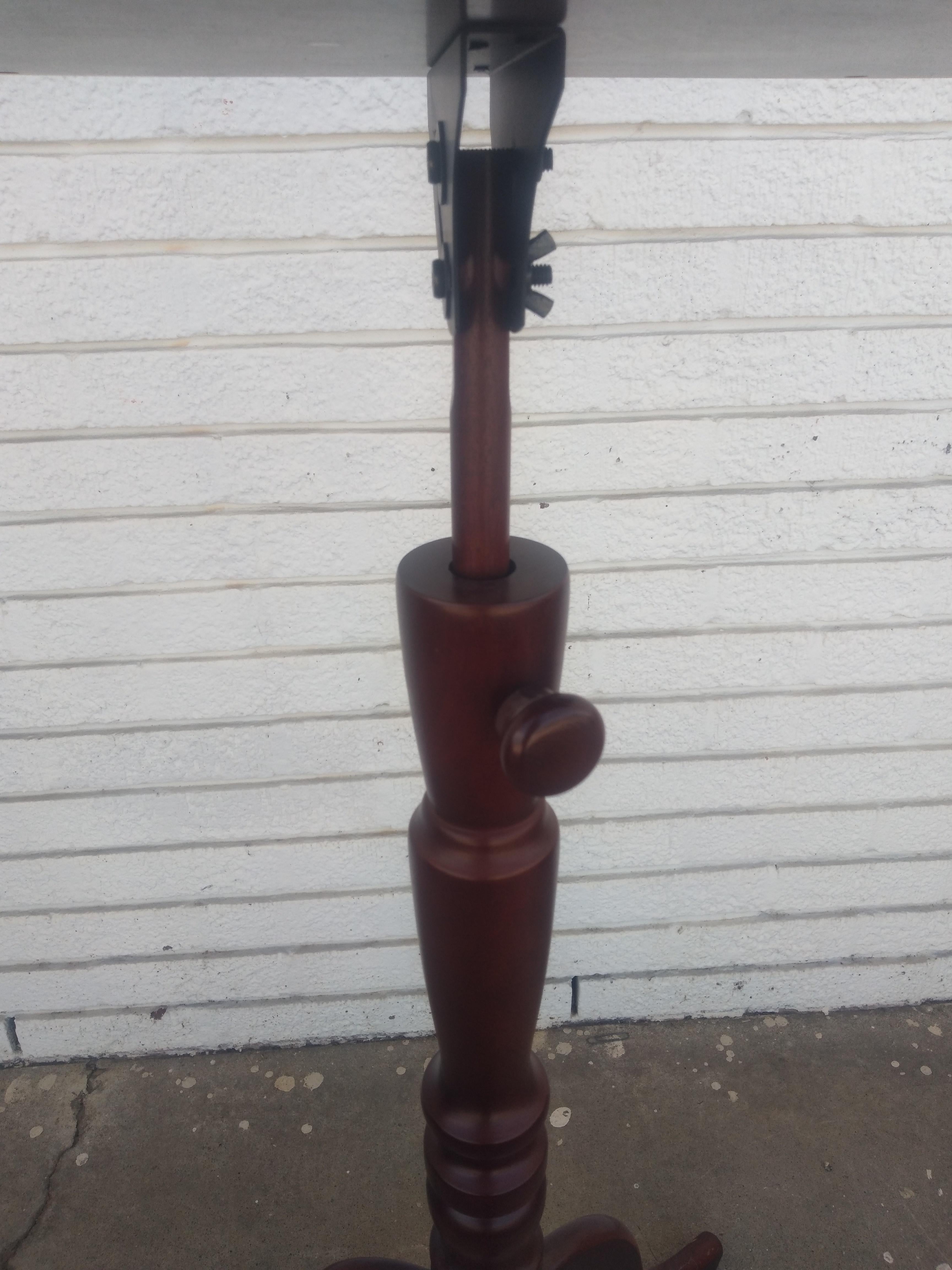 Questo leggio/podio in stile Queen Anne ha un piano regolabile. La base a treppiede conferisce a questo pezzo una maggiore stabilità. Il bordo è in crosta e l'alzatina posteriore è piuttosto ampia.
