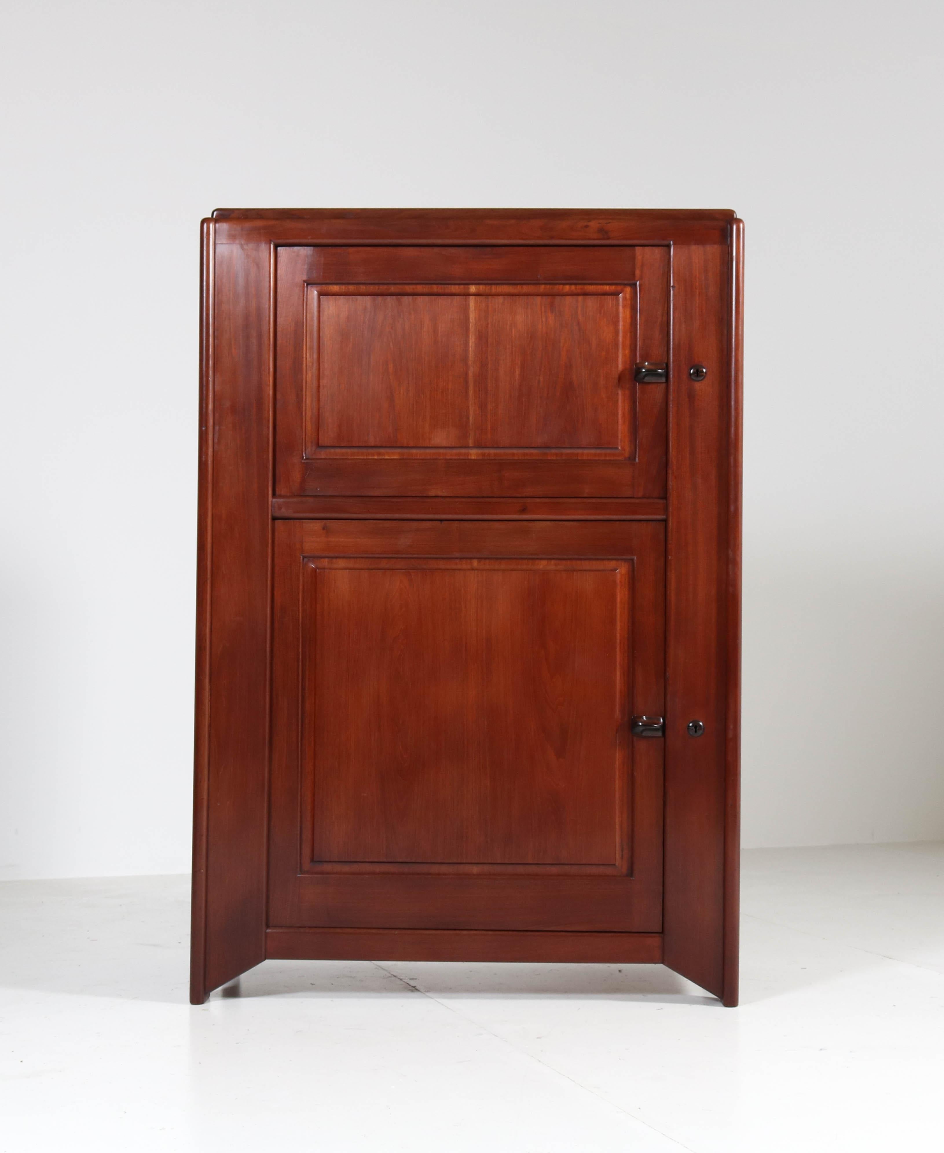Magnificent and very rare Art Deco Amsterdam School bookcase.
Design by Jac. van den Bosch for 't Binnenhuis, Amsterdam.
Striking Dutch design from the 1920s
Solid mahogany with solid ebony Macassar handles.
Opus number: 2259
This bookcase was