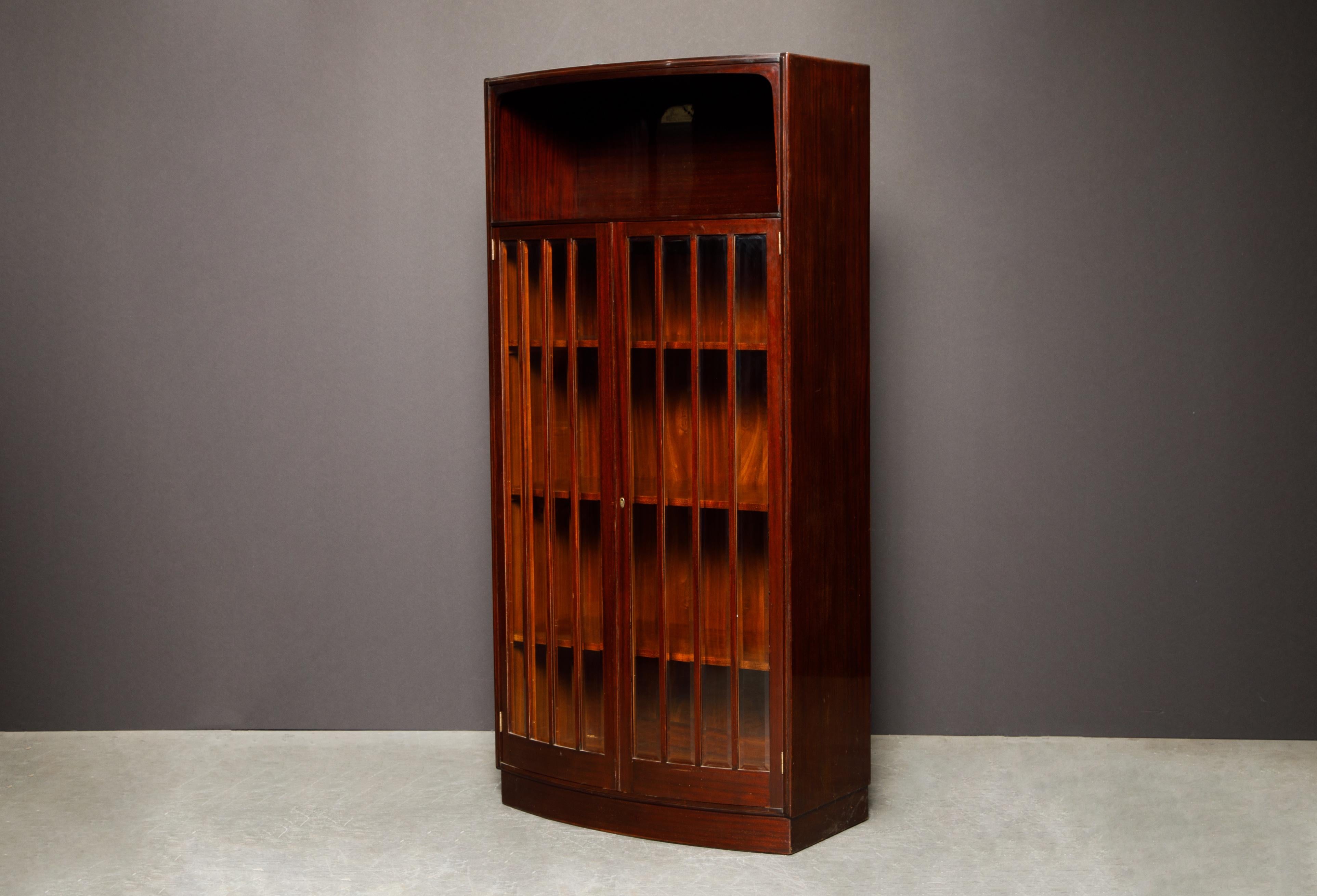 Mahogany and Beveled Glass Bowfront Vitrine Display Cabinet, circa 1930's For Sale 2