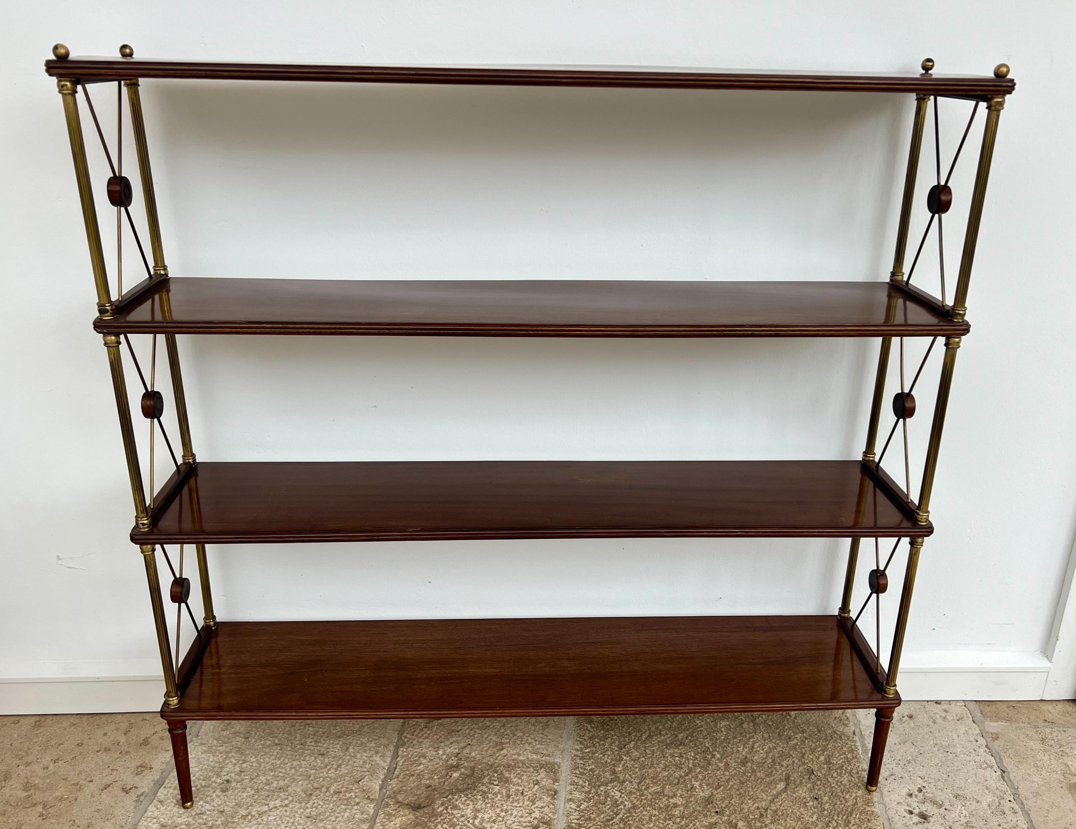 Librería de caoba y latón, atribuida a Maison Jansen, hacia 1950 Dorado en venta