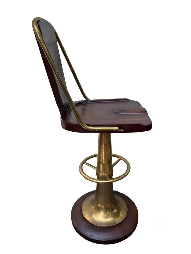 Tabouret de bar chaise capitaine en acajou et laiton. Tabouret de bar vintage pivotant et lesté en acajou et laiton non laqué avec siège moulé et repose-pieds en anneau de laiton sur une lourde base en acajou ; parfait pour le skipper sur terre ou