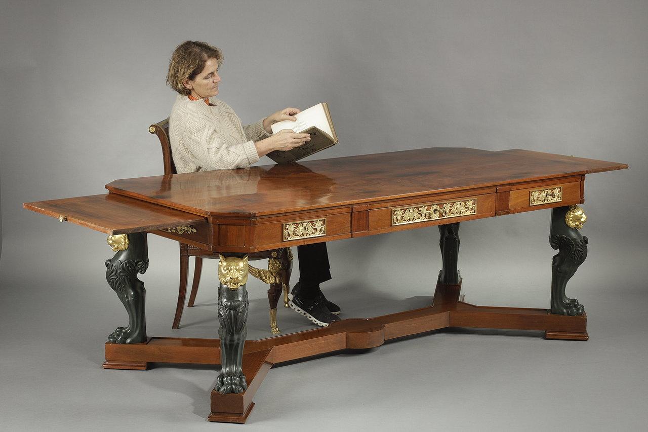 Table centrale en acajou et placage de bronze, style 