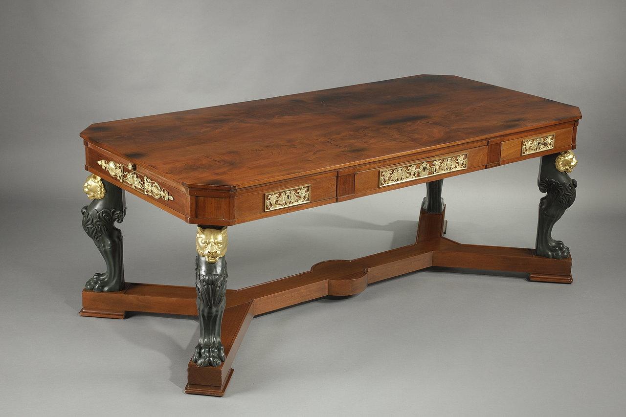 XIXe siècle Table centrale en acajou et placage de bronze, style 