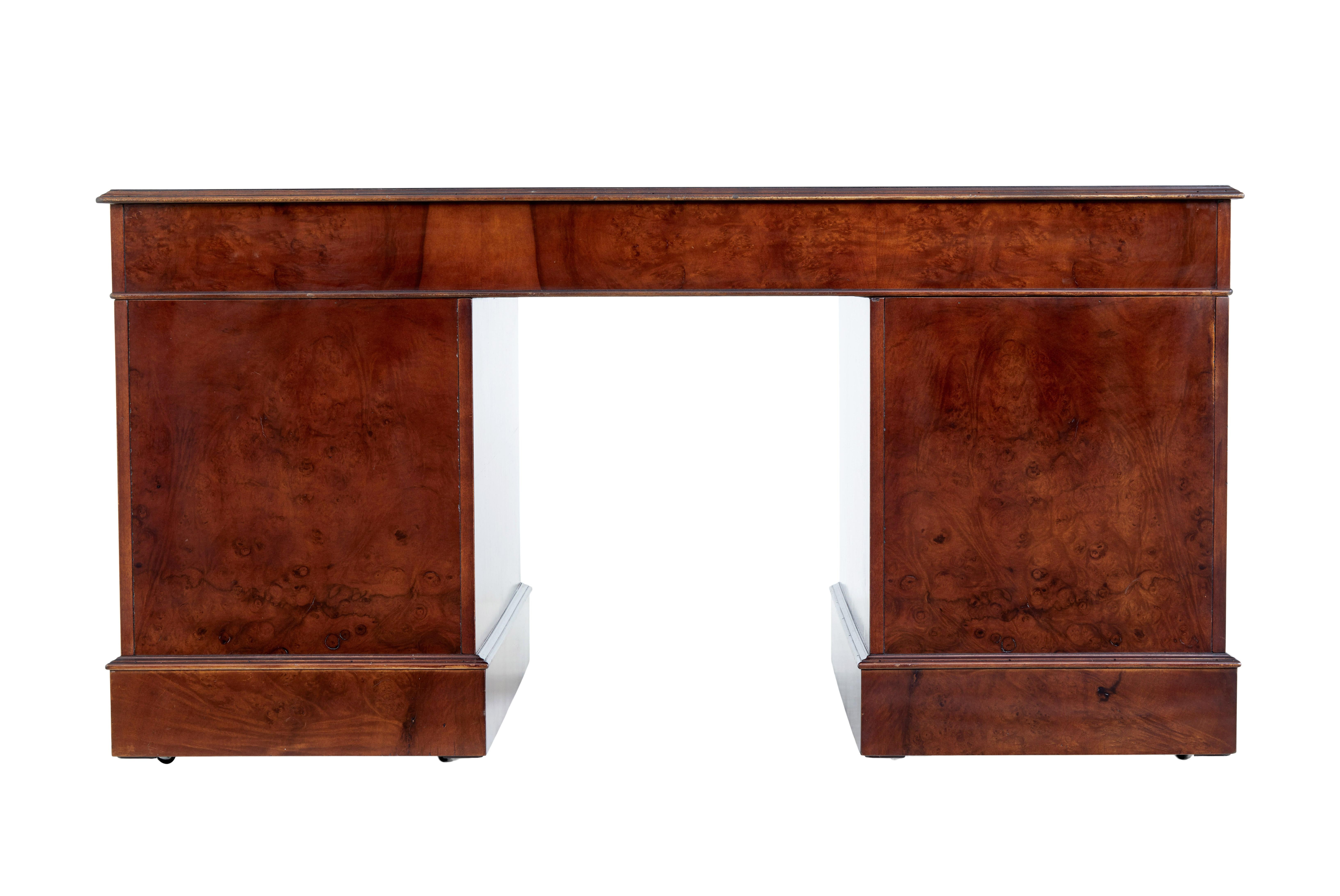The Pedestal Schreibtisch aus Mahagoni und Wurzelleder (Handgefertigt) im Angebot