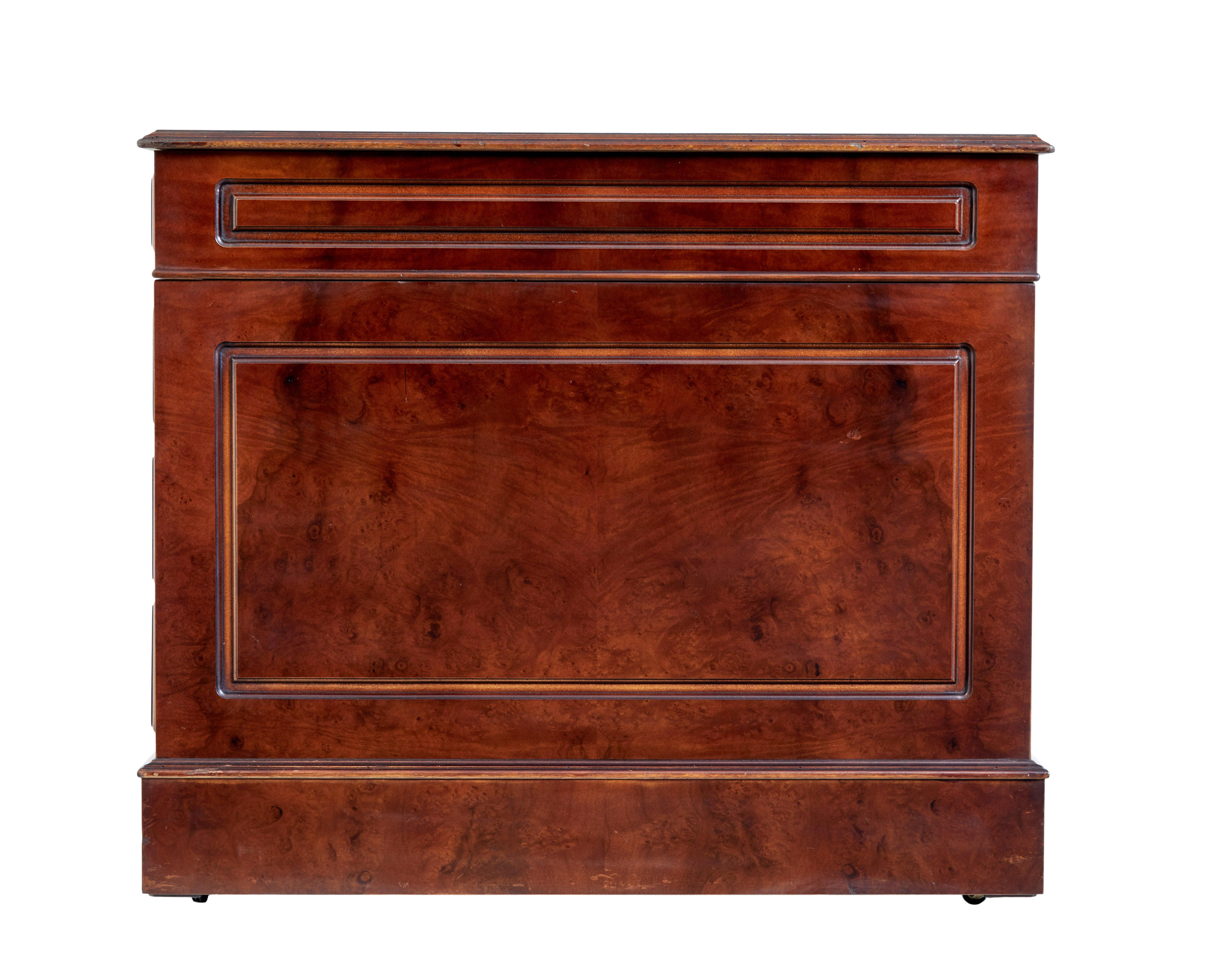 Mahogany and burr leather top pedestal desk In Good Condition For Sale In Debenham, Suffolk