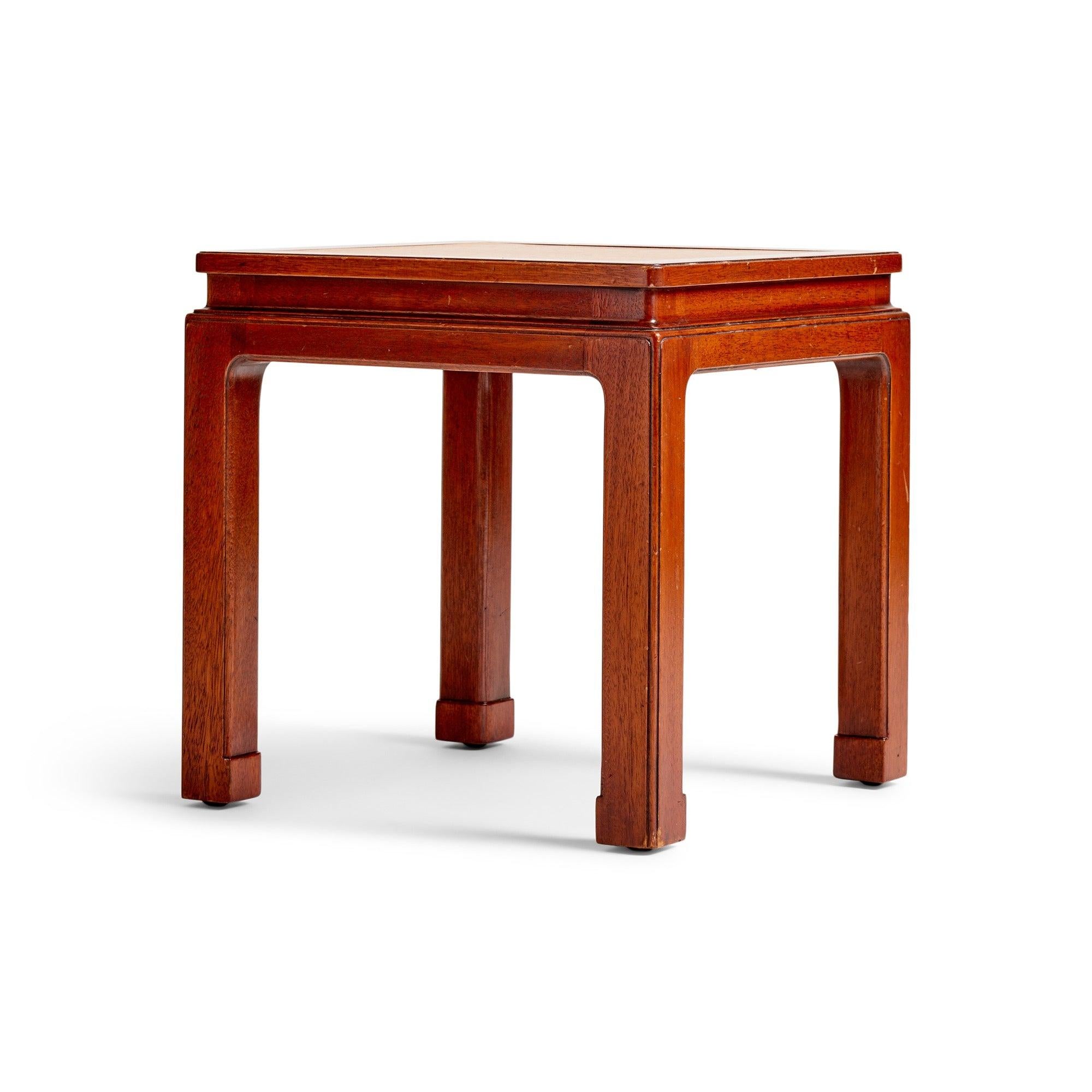 Ein sparsamer und eleganter Mahagoni-Beistelltisch mit chinesischer Inspiration und eingelassener Korkplatte.