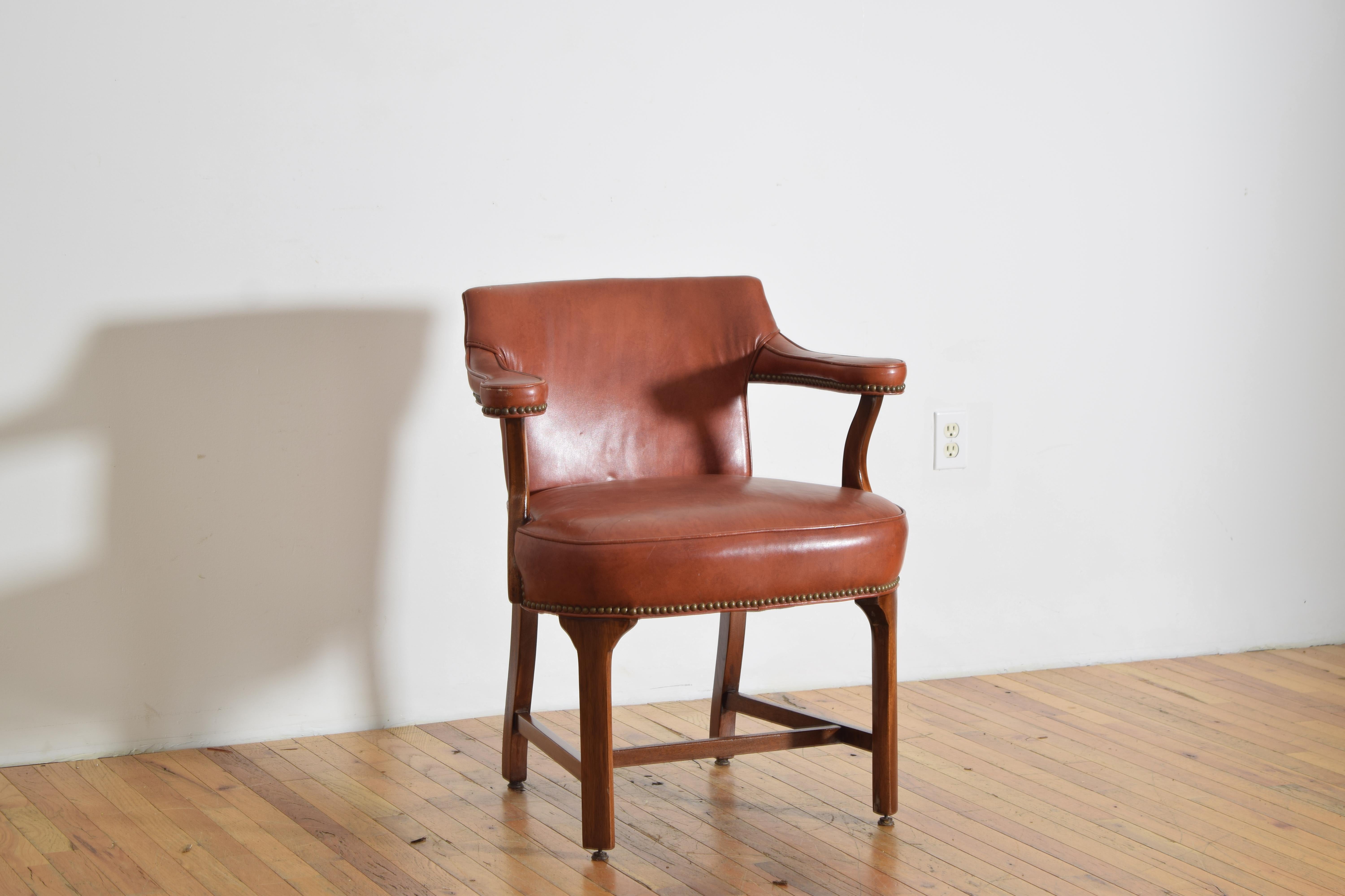 Américain Fauteuil en acajou et en simili-cuir, 3e quart du 20e siècle en vente