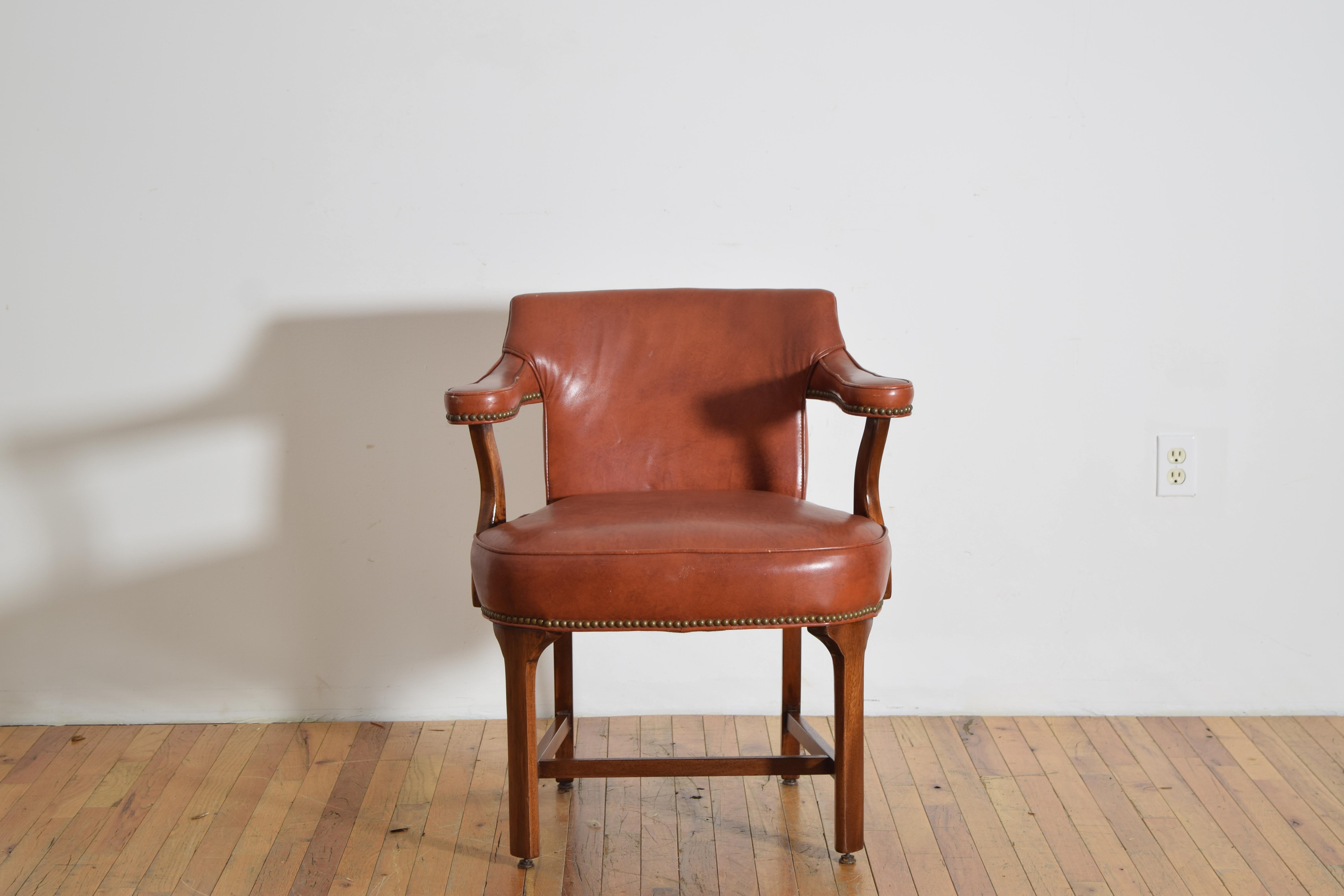 Fauteuil en acajou et en simili-cuir, 3e quart du 20e siècle Bon état - En vente à Atlanta, GA