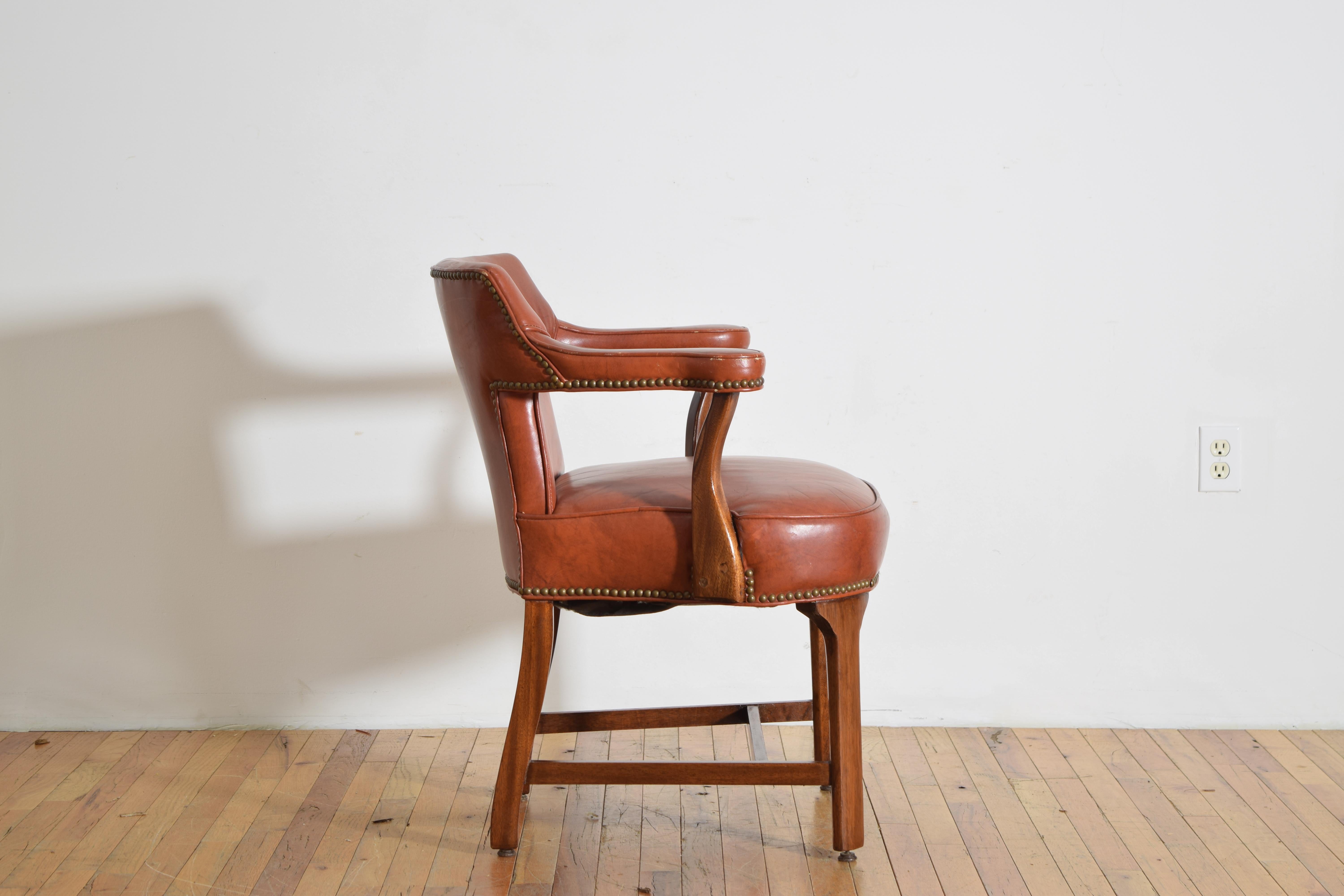 Fin du 20e siècle Fauteuil en acajou et en simili-cuir, 3e quart du 20e siècle en vente