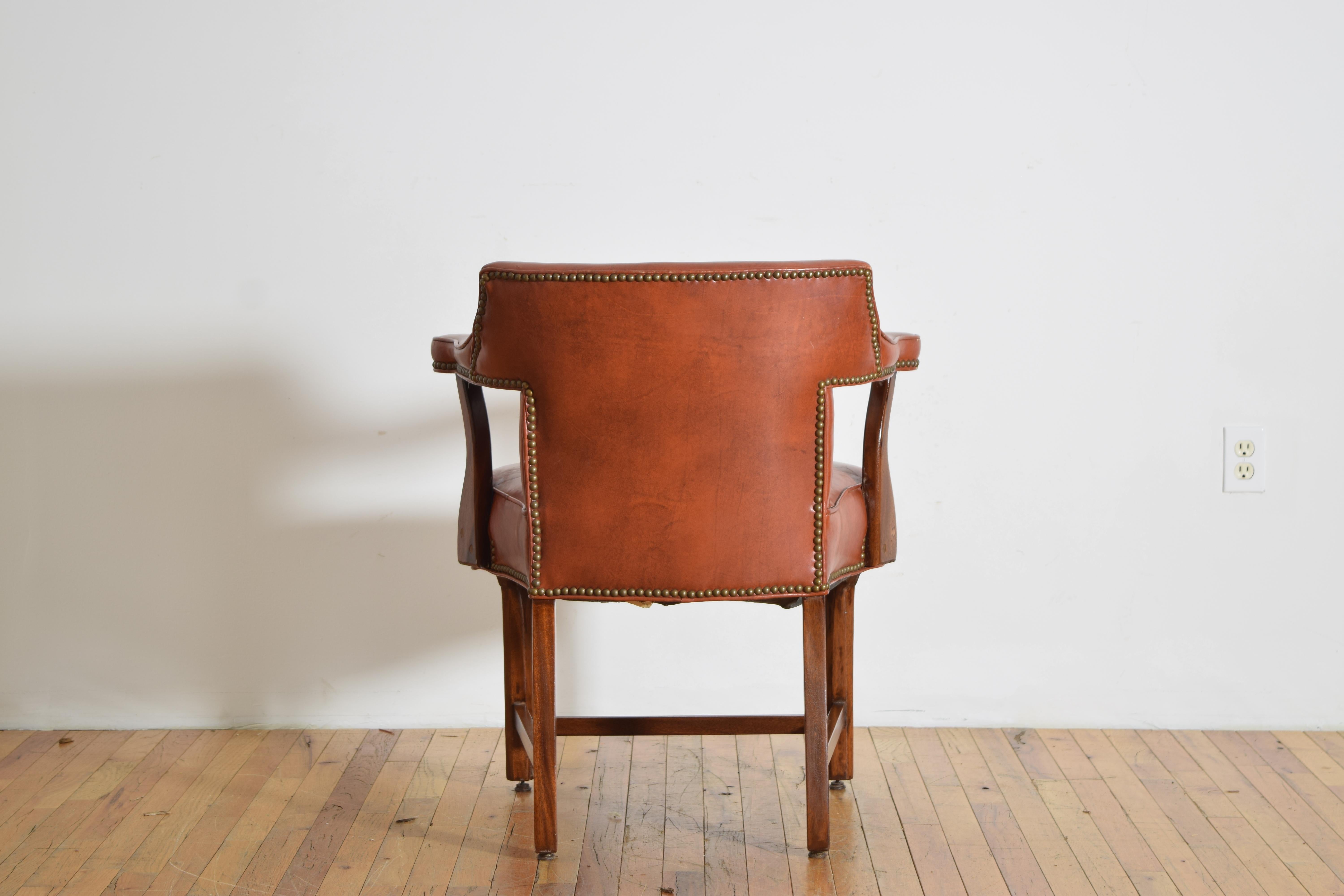 Acajou Fauteuil en acajou et en simili-cuir, 3e quart du 20e siècle en vente